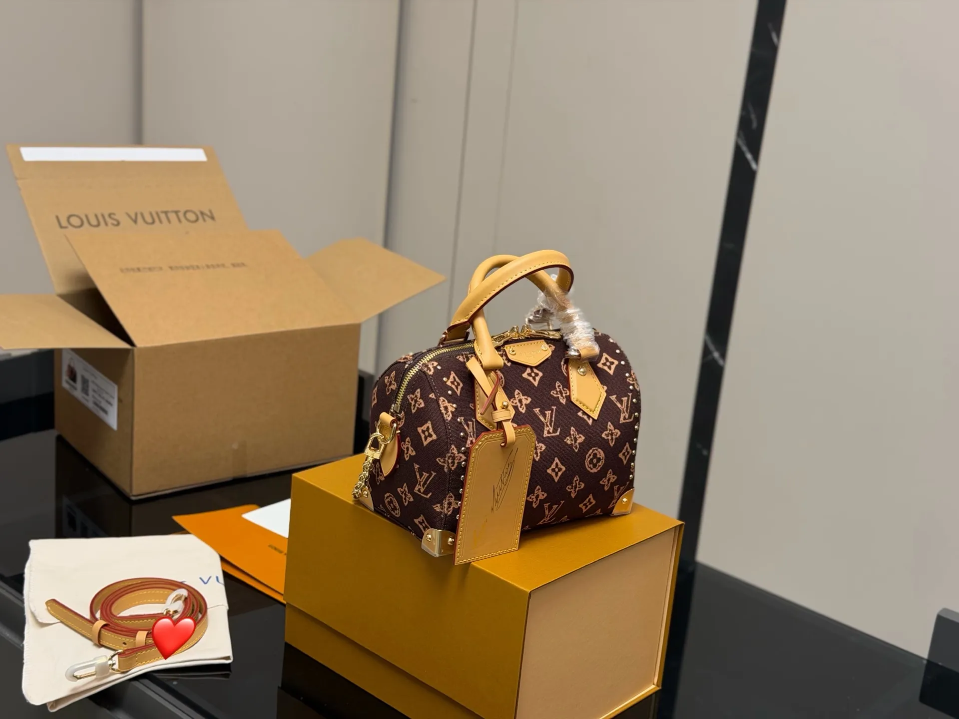 ¥225 配折叠盒飞机盒 LV铆钉枕头包 简单百搭 颜值高 日常出街首选 潮酷时尚女孩必入款 尺寸:20.14cm