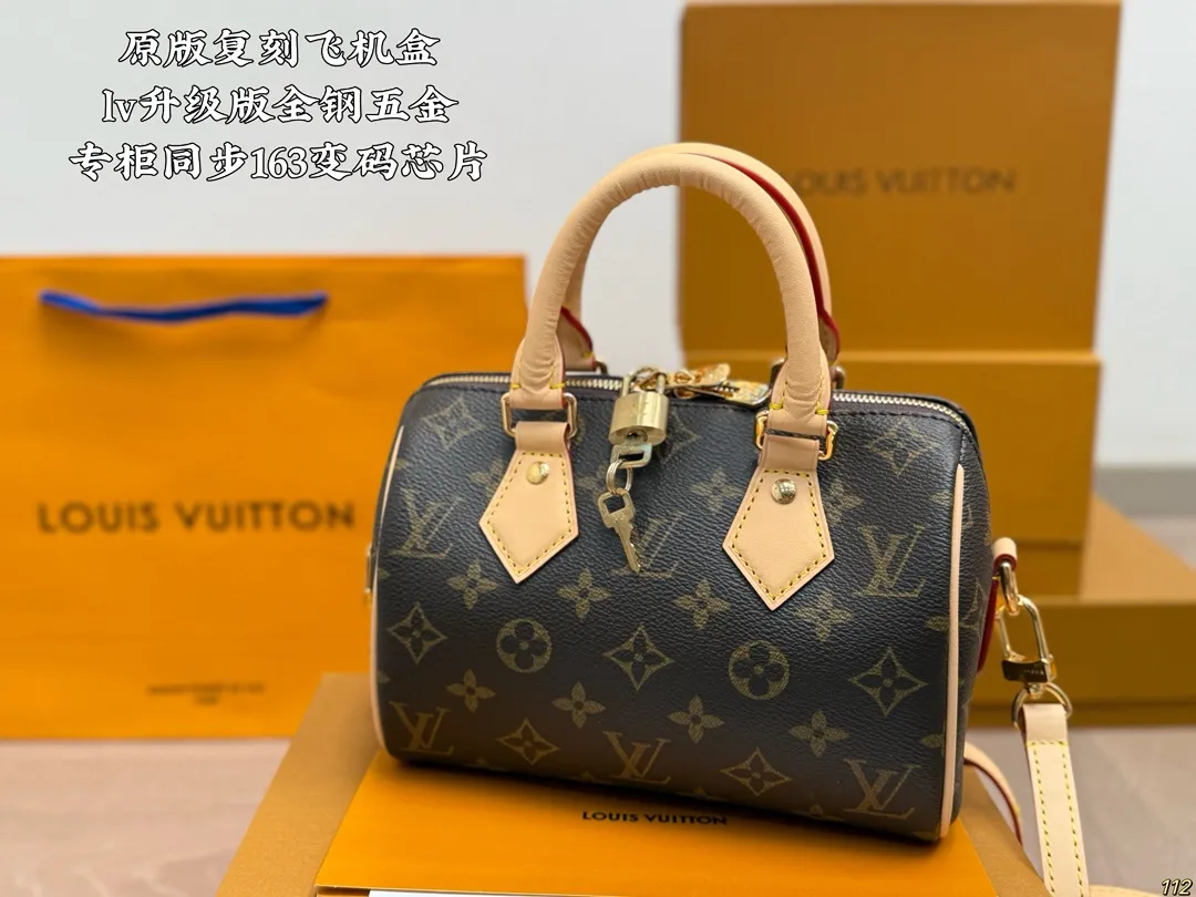 原版复刻¥215飞机盒 升级版全钢五金 专柜同步163变码芯片 L家 speedy20 超喜欢这个size! 平时无论什么衣服 不用犹豫! 随便搭!搜索🔍 Lv speed20 尺寸:20 14