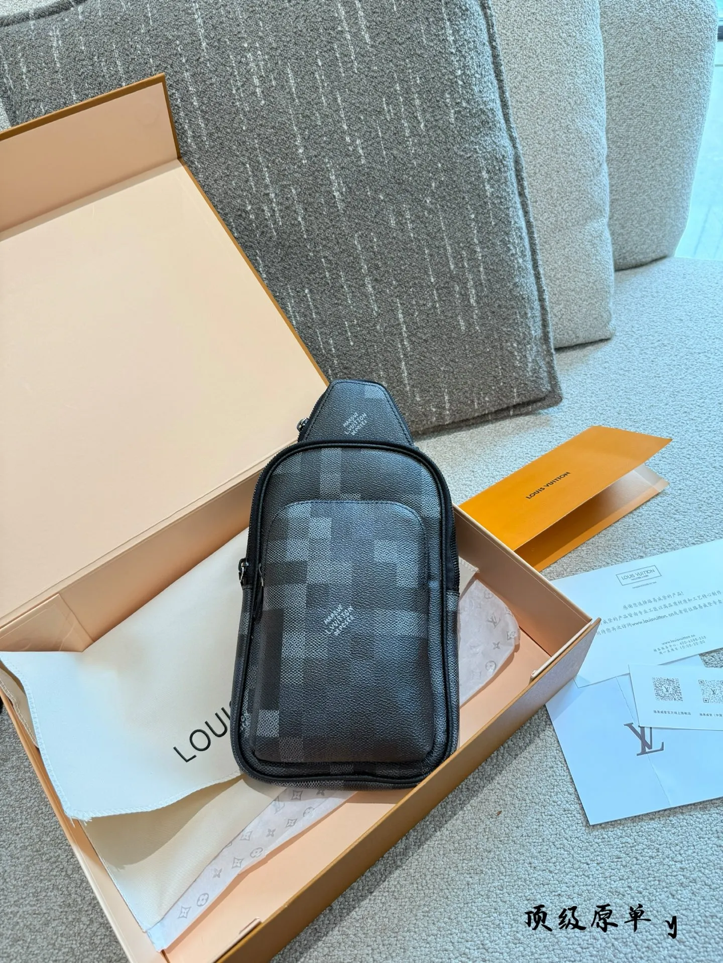 p190 全新登场 | LV DAMOFLAGE BLACK 男士系列 以城市迷彩为灵感 LV DAMOFLAGE BLACK 全新升级，硬朗风格与实用功能完美融合。 经典与现代并行，专为都市男性打造的出行与日常风格利器 无论是短途通勤还是长途旅行，兼具设计与耐用性。 轻便随身、极致收纳，满足你对风格与功能的双重要求。