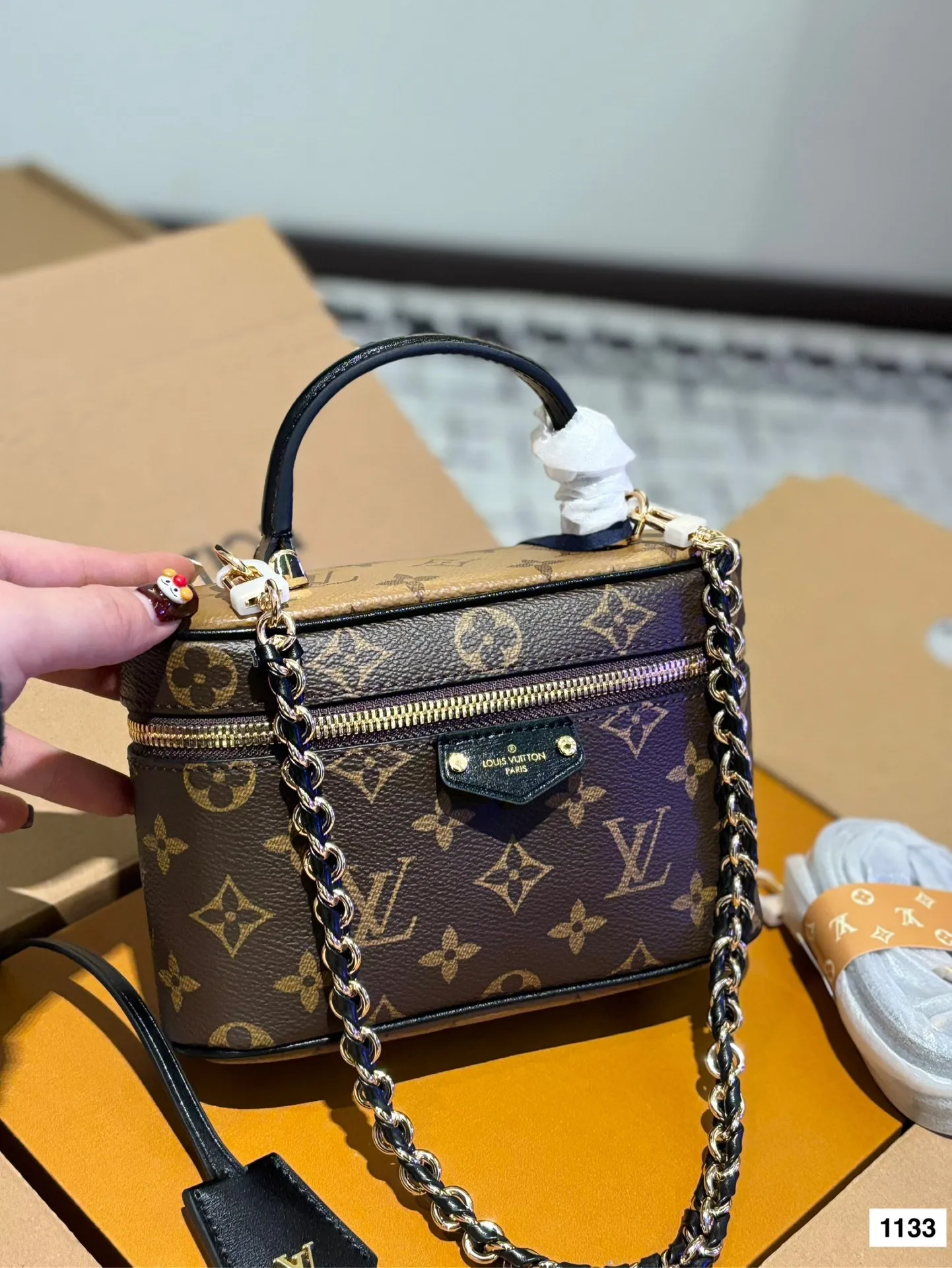 P175 配礼盒🎁复刻版 L家 新品化妆包 真的是太好看了!很小巧精致,放遥遥领先宽度刚刚好,再大一点的手机应该也可以,太适合春夏了!老花搭什么衣服都好看!好看好看好看!喜欢的姐妹真的不用迟疑 尺寸19*12c