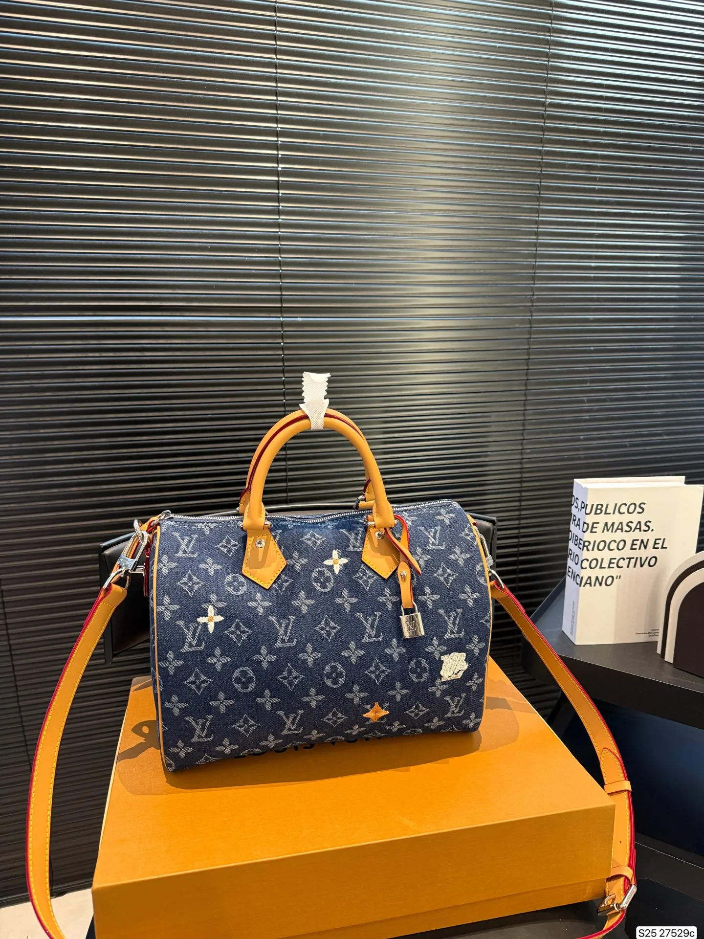 P175 Lv枕头包 大容量 手提斜挎皆可 通勤必备 一定要入！ 尺寸29 21 货号27529