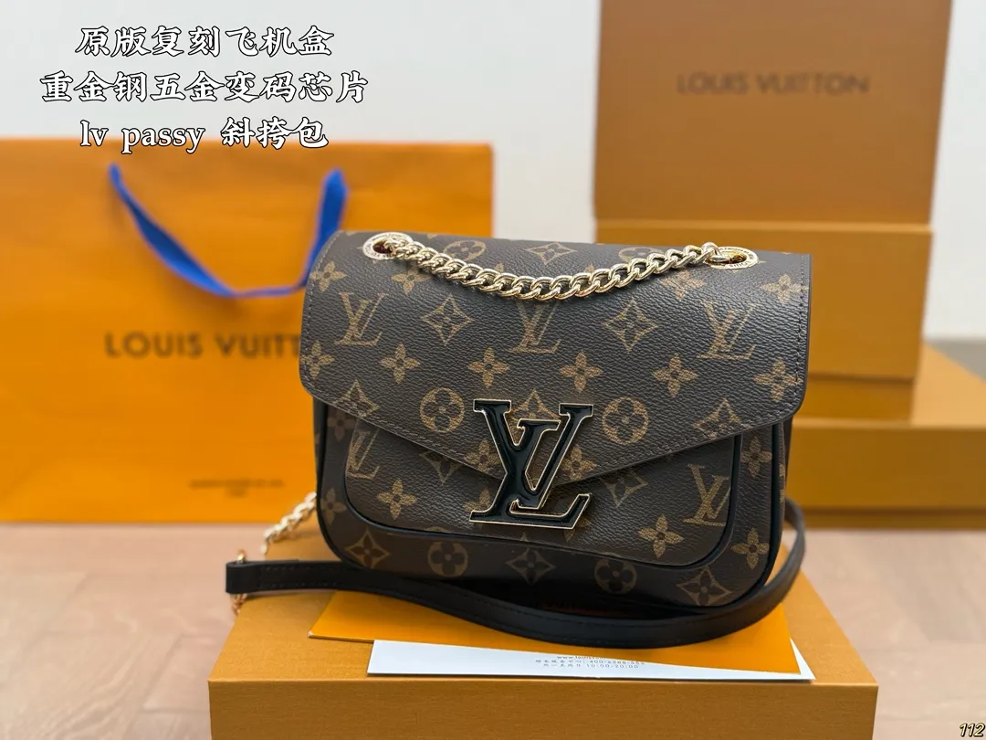 原版复刻¥185飞机盒 重金钢五金变码芯片 lv passy 斜挎包腋下包 可以说🔥的不能再🔥了 大小非常合适呦! 造型也很特别 颜值与实用兼备! 尺寸:22 16