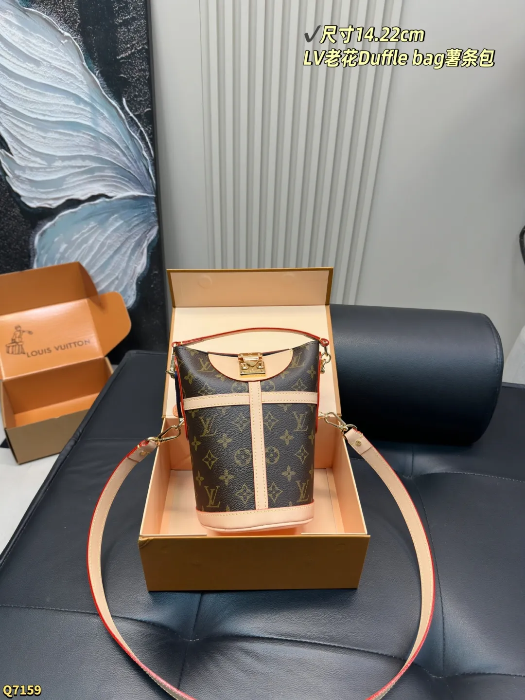 💰205配全套礼盒 尺寸14.22cm LV 经典薯条包真的绝绝子! 它的实用性超棒,内部空间合理,还是能装蛮多的。 颜值更是没得说,经典的设计散发着独特的魅力,无论搭配休闲装还是正式装都能轻松驾驭!