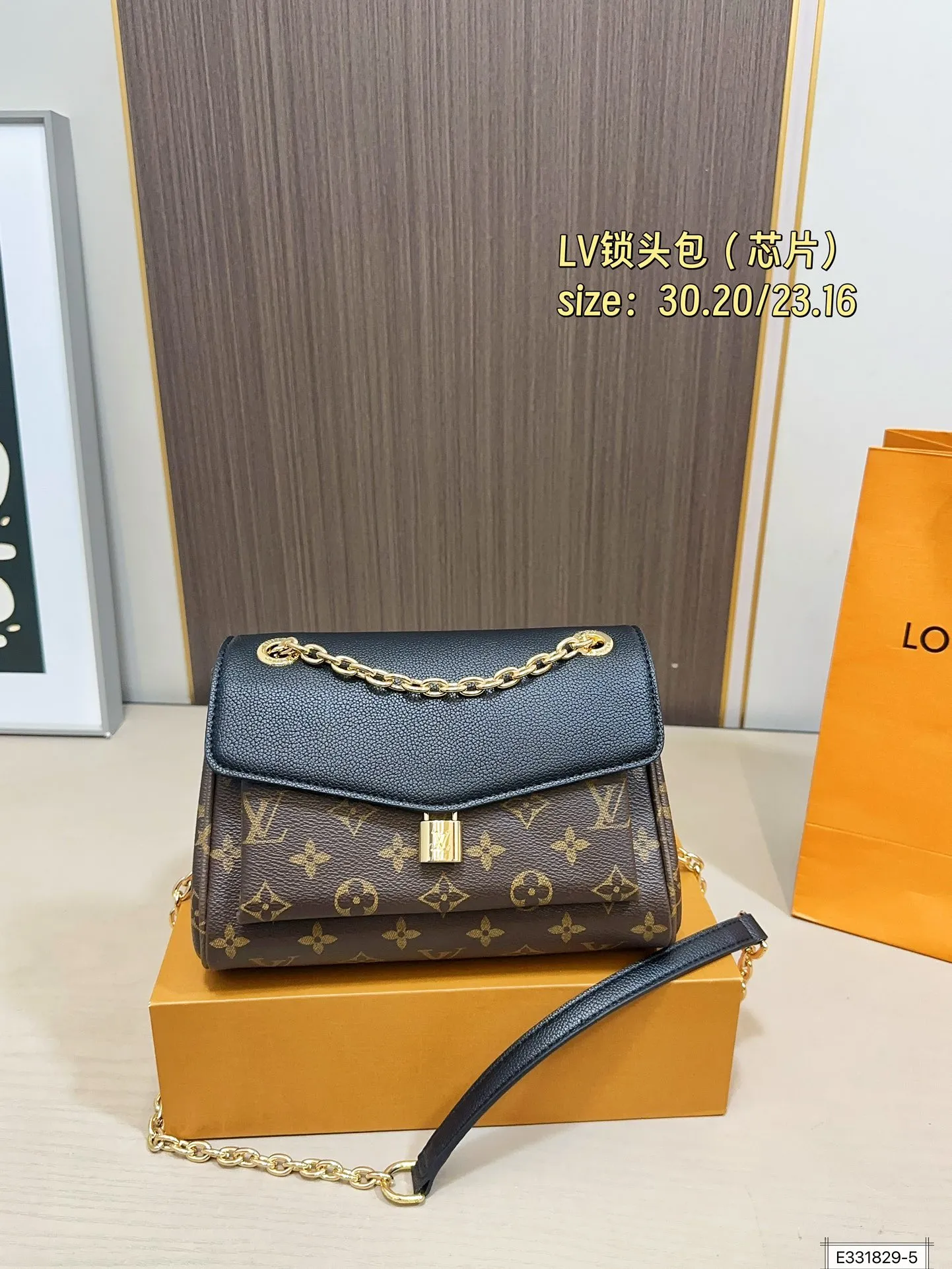 大号💰145 小号💰140 无盒 芯片 尺寸30.20/23.16 Lv Padlock on strap拼色锁头包 LV新款Padlock on strap拼色老花锁头包 小身材大容量 可以当腋下包可以斜挎 上身超好看⚠️大号黑色，焦糖色，小号黑色，酒红色⚠️