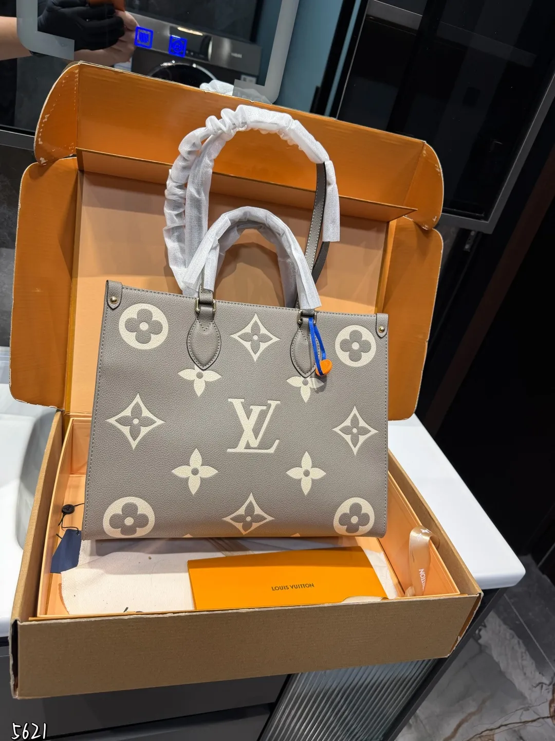 ❤️p195(折叠礼盒)❤️ LV Onthego 35cm 压字 丛林包时尚托特包 大象灰Lv A/B面喷绘 onthego妈咪袋 性价比之王这是一款超赞的包型,灵感来自于恶搞Lv的街头品牌,曾经的曾经,Louis VI litton永远不会走下神坛,非常值得入的一季,超大购物袋,不容易变形 而且大Logo的设计超级好看。除了手拎以外,还非常贴心的加了中长的肩挎的肩带,可以说是非常赞了,秒杀市场一切低端货上身真的很有气质!尺寸35cm