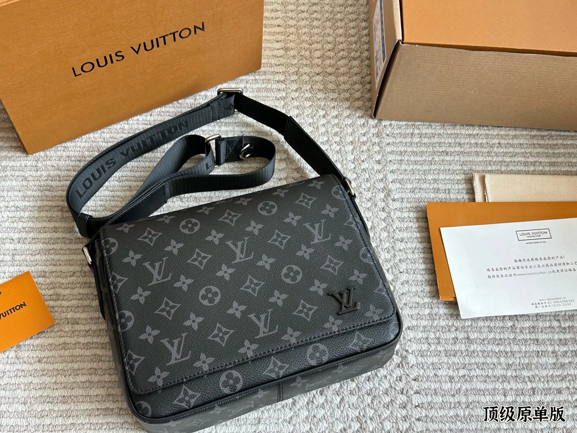 复刻版 牛皮 p200 Lv District 单肩包 #每秒都值得记录 DISTRICT 单肩包 M44000 尺寸:25*22*7cm 经典翻盖邮差包,轻便容量大又采用着经典黑花,虽然没有出众的相貌元素,但这反而增加了它的搭配性,百搭款!出街撞包几率相当低,多种背法,无论是日常出街还是上班族都是可以驾驭的一款!