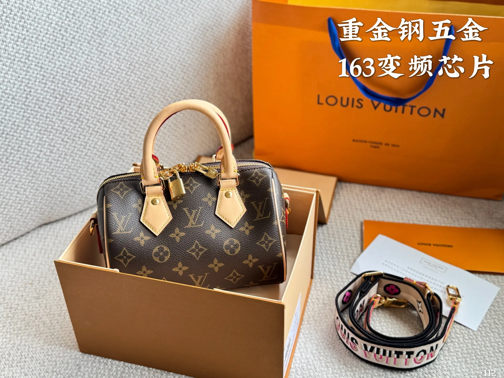 p215 重金钢五金 163变频芯片 LV Speedy 20枕头包 LV 新款系列 city keepal手袋,全网首发 LV Speedy nano 枕头包这款Retiro 手袋以标志性 经典永恒。优雅低调的外形设计和宽敞的包身更加入了实用性 尺寸20 15cm
