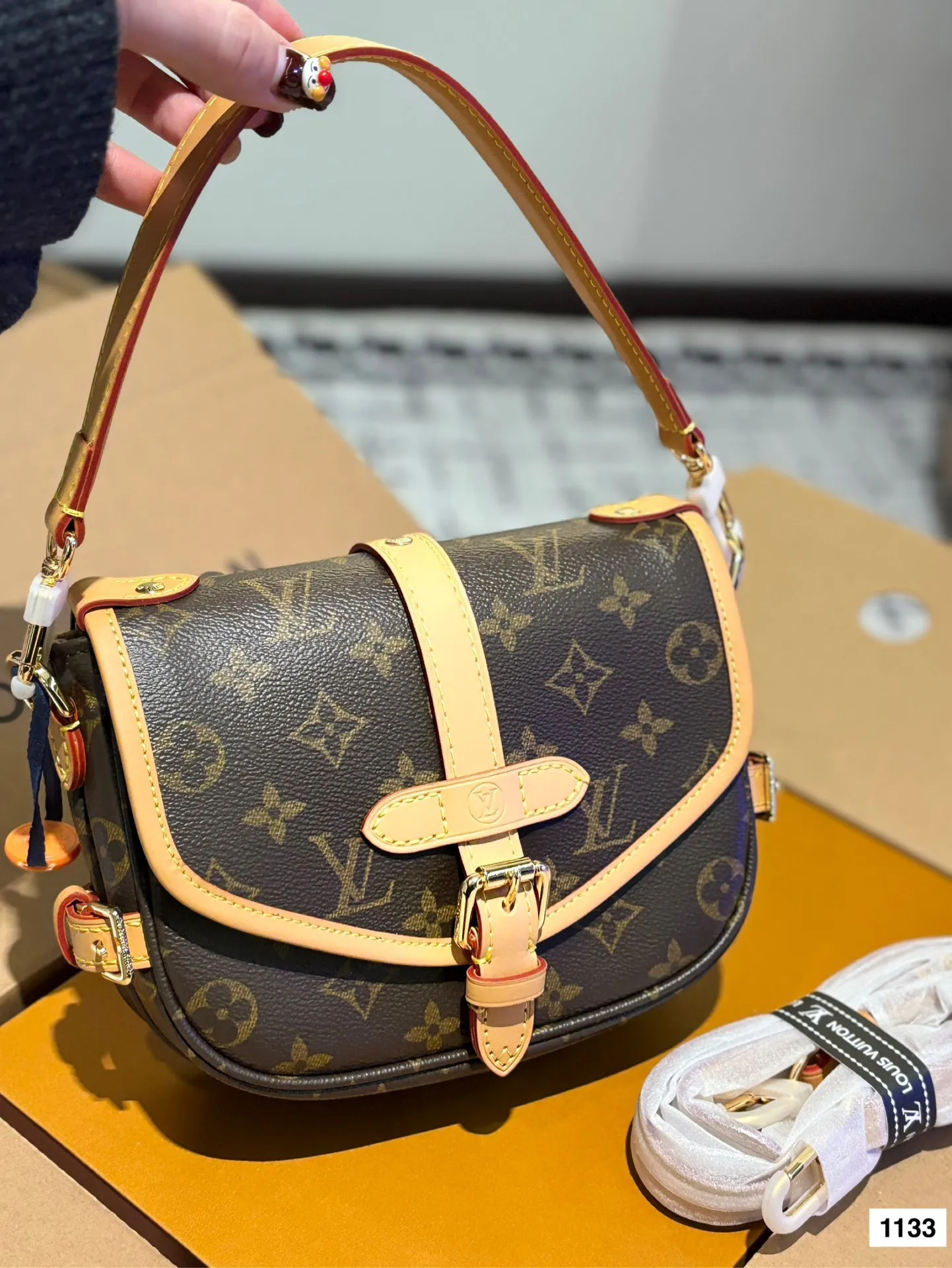 P195 配全套 size:20*16cm L家 新款小号马鞍包 双子星 samur 邮差包 小巧可爱实用百搭 搭配两条肩带哦!