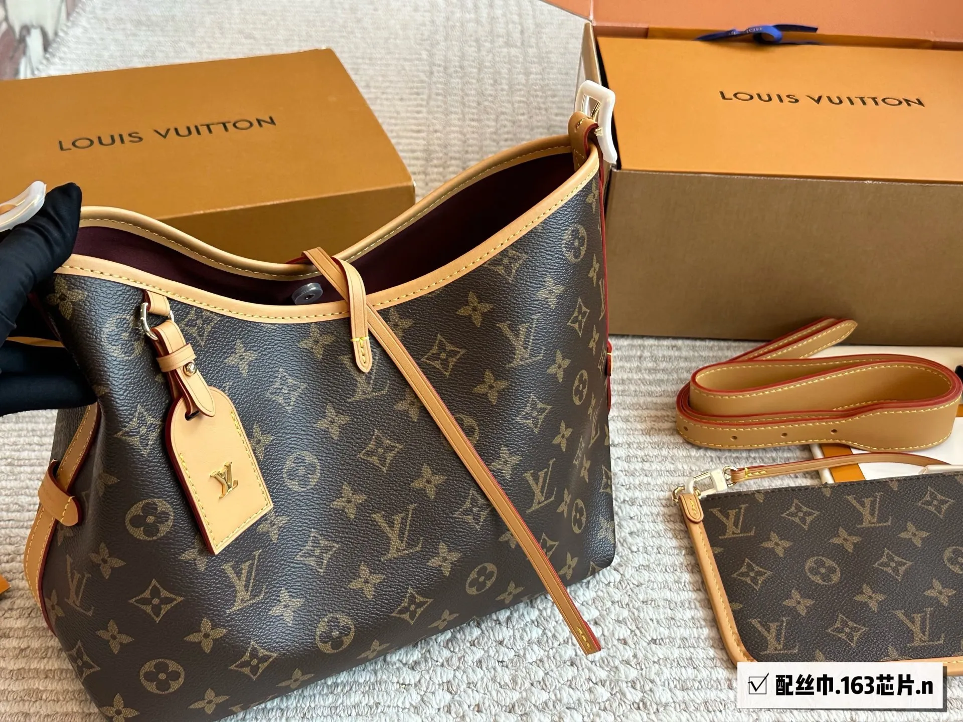 芯片版&yen;220 路易威登Lv Carryall新款通勤包颜值实用 #路易威登Lv #路易威登#Iv #路易威登louisvuitton#路易威登carryall #Carryall |v7月新款，可斜挎、单肩。容量保证，敞口磁铁吸内扣取放平板小电脑非常方便，设计比neverfull小巧、肩带够宽不那么勒;比graceful俏皮，上身完全;是驴家通勤包款颜值担当@30cm