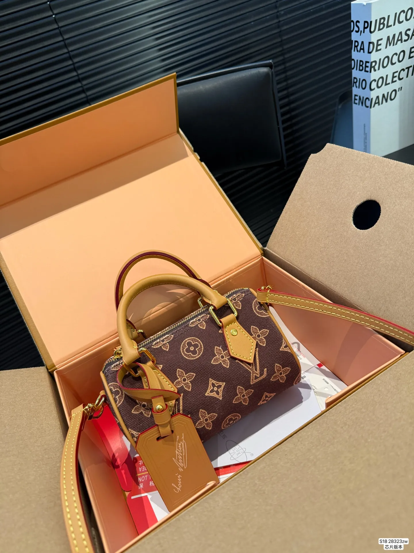 P140 配飞机盒折叠盒芯片版本 ✨LV 枕头130周年特别款 | 春日氛围感🍃 LV 130周年特别款真的让我狠狠心动！ 这抹浅绿色太绝了，温柔又高级，背上瞬间显白三度✨ 低饱和的色调完全不挑衣服，随便穿都能很出片。 尺寸16 10 货号28323