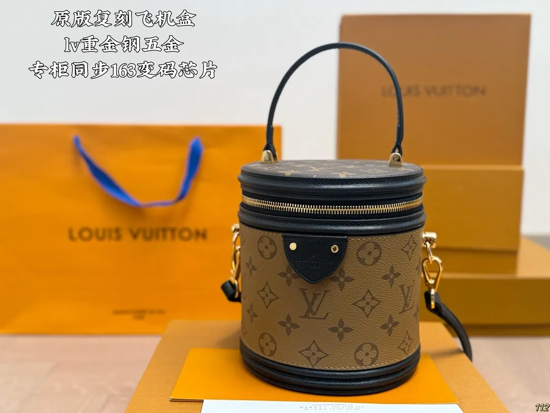 原版复刻¥205飞机盒 重金钢五金 专柜同步163变码芯片 LV canne|发家致富第一-步■入个LV发财桶使用率100%的这款LV圆桶 容量真的巨巨巨大++ 手机/粉饼/卡包都塞得下 怪不得总有人说它是“饭桶”品 包身硬挺耐用可手拎可斜跨自重很轻有特别的拼色设计真不愧是LV近代款中的明星百搭程度好到爆炸教 任何风格都能驾驭尺寸:大号15*14*17cm