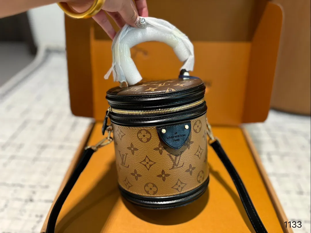 P185配礼盒🎁 Lv cannes 水桶包 发财桶新出的 太可爱啦nano发财桶 越用越香!!! 尺寸大号15 17