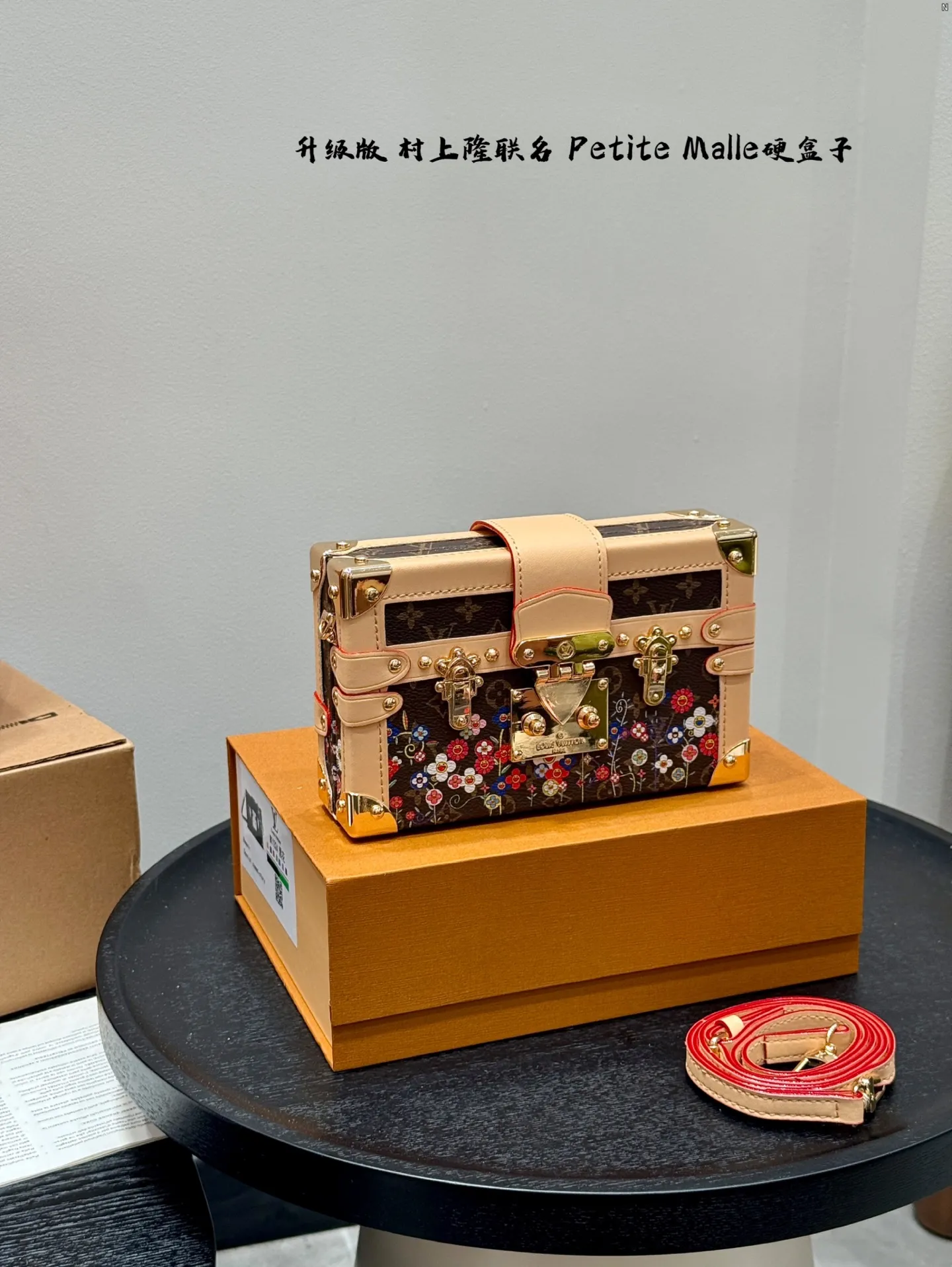 P185 礼盒包装 升级版！ size：19*12cm Lv 村上隆联名太阳花小盒子Petite Malle LV Petite Malle硬箱子 ✅顶级原单 超高品质 这个小盒子的颜值太高啦！ 太cute了！ 花纹和大小都是我喜欢的， 很有型滴！