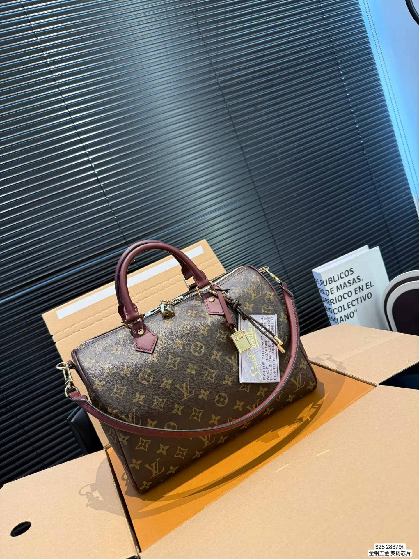 P190 配飞机盒折叠盒 全钢五金 变码芯片 Lv X Nigo Keepall 30.枕头包 手袋是一款理想的都市手袋。 标志性的造型与经典的 Monogram 帆布，加之多种携带方式和奢华的天然牛皮饰边为该包平添一份时尚前卫之感。尺寸：30 21货号28379