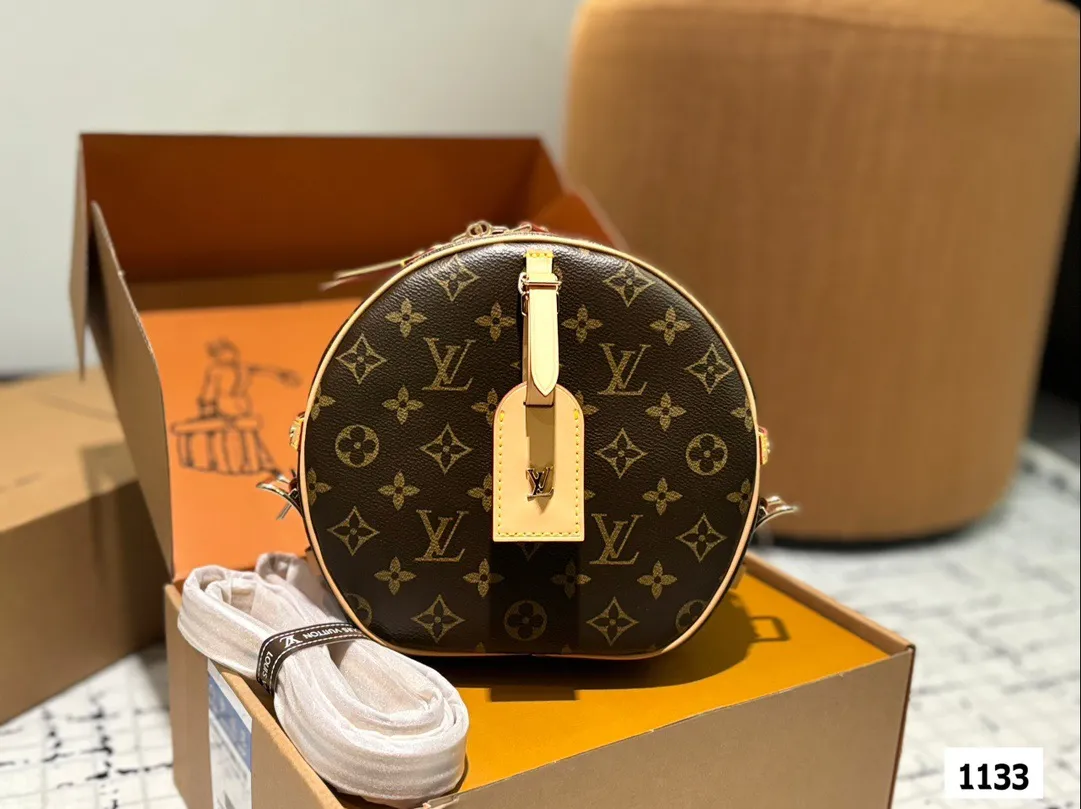 P185 配盒子 size：22*19cm L家 圆饼包真的是太香了 这款圆饼是柔软的 它的容量超级大 刘亦菲把我们的审美拉回来了啦！ 非市场通货欢迎对比 🔍 Lv 圆饼包