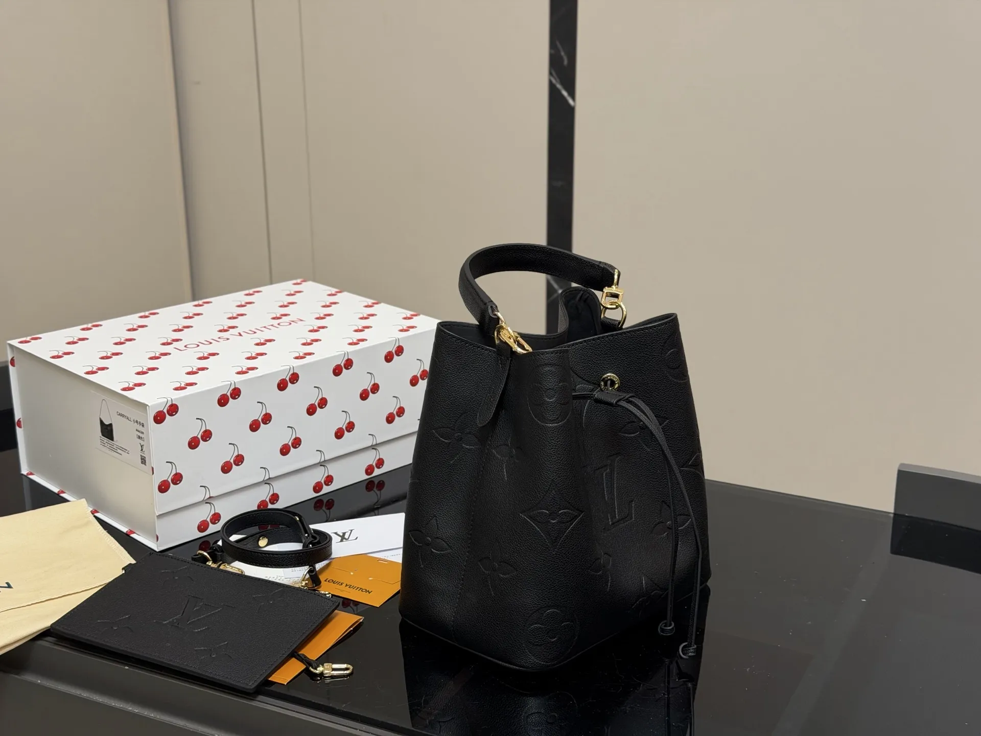 &yen;205 配折叠盒 好品质 日常最推荐 Lv 原单 水桶包 此款水桶质感软 尺寸：26cm 斜挎/单肩更舒服 搜索🔍Lv 水桶包