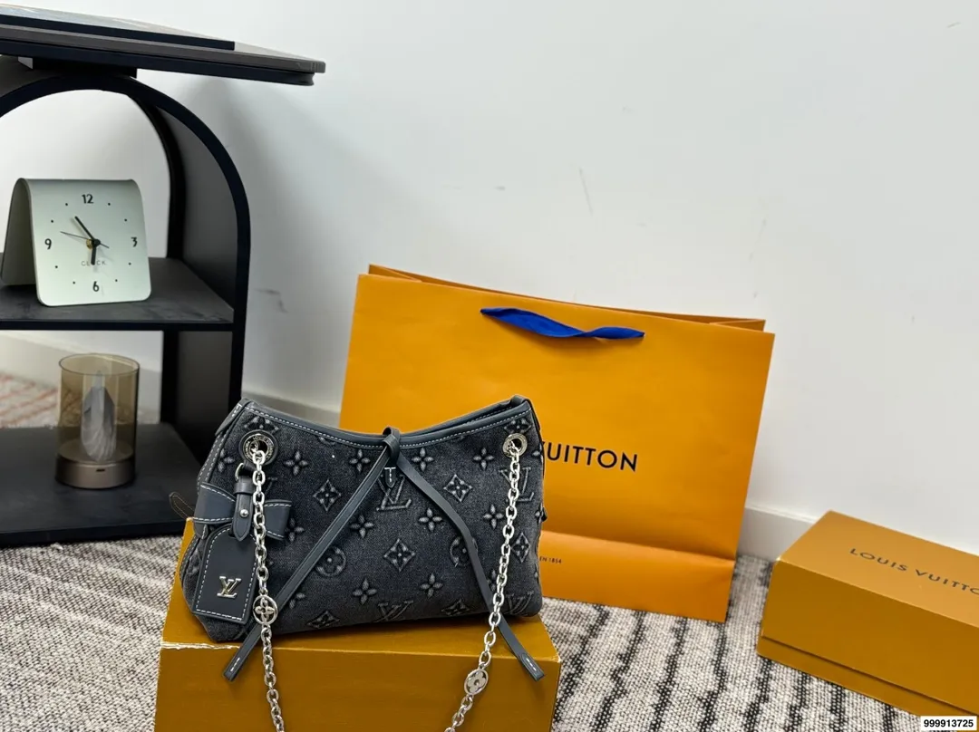 p195配礼盒🎁. Lv Carryall 新款通勤包颜值实用 #路易威登Lv #路易威登#Iv #路易威登louisvuitton#路易威登carryall #Carryall |v7月新款，可斜挎、单肩。容量保证，敞口磁铁吸内扣取放平板小电脑非常方便，设计比neverfull小巧、肩带够宽不那么勒;比graceful俏皮，上身完全;是驴家通勤包款颜值担当@ 尺寸：27*10*17cm