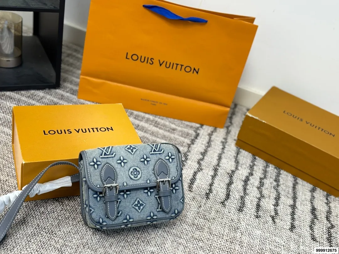 P185⚠️尺寸19*14 LV Mini Satchel牛仔邮差包 复古感满满！小巧精致，日常手机、钥匙、粉饼都能装下。肩带偏短，单肩or斜挎都OK，学院风、休闲风都能搭。磁吸扣设计，开合方便又安全，实用又时髦，是LV男款里超受欢迎的中性包款之一！