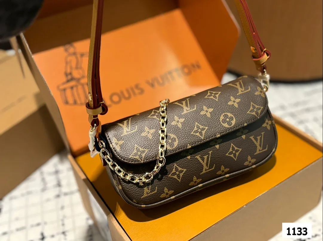 P145 配盒 size：22*12cm L家 新晋爆款ivy woc 这个版本很难得哦！抓紧抓紧！ 出道即巅峰 双链条设计的麻将包 可斜挎可单肩可手提 内置卡槽 可爱好用！