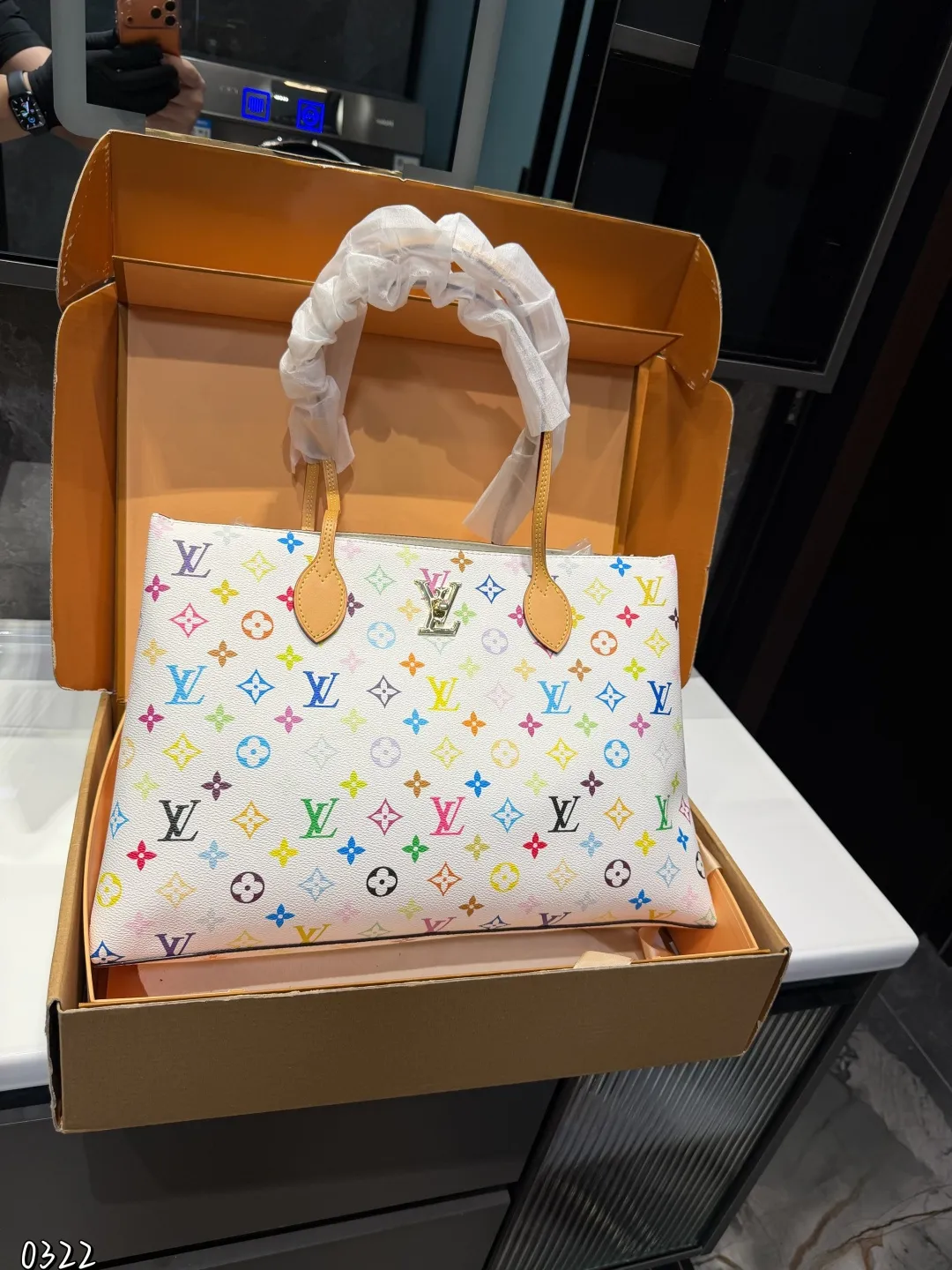 ❤️P150❤️ LV 2024秋冬的绝绝子手袋一LV Piano 手袋!这款手袋不仅融合了经典设计,还注入了现代的摩登风范,真的是好用到哭!Piano 手袋以利落的构型和侧面三角皮革烘托出Monogram图案的经典格调,再借不对称手柄释放出秋冬系列的摩登气息,令日常所需轻松随行!这个尺寸非常让人想起以前的Totally PM或lena PM,大家还记得吗?全拉链设计,完全可调节的带子,非常结实,简直是通勤的绝佳选择!皮革角和底部设计更是提升了手袋的耐用性和高级感,无论是日常使用还是出门逛街,都能轻松驾驭,真的是宝藏手袋 尺寸:43 27cm