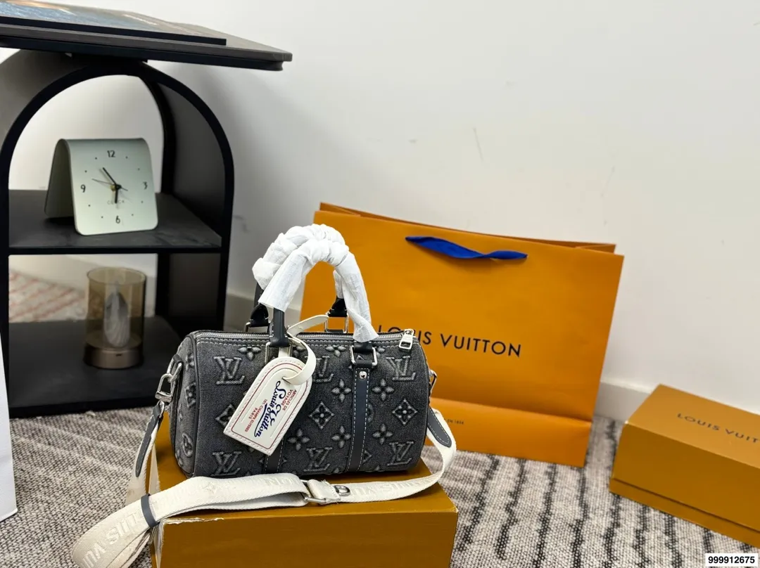 p185 配礼盒 LV Speedy 丹宁枕头包 这款Retiro手袋以标志性的LV老花面料制成,搭配奢华的变色牛皮饰边,经典永恒。优雅低调的外形设计和宽敞的包.尺寸:25*11*14cm