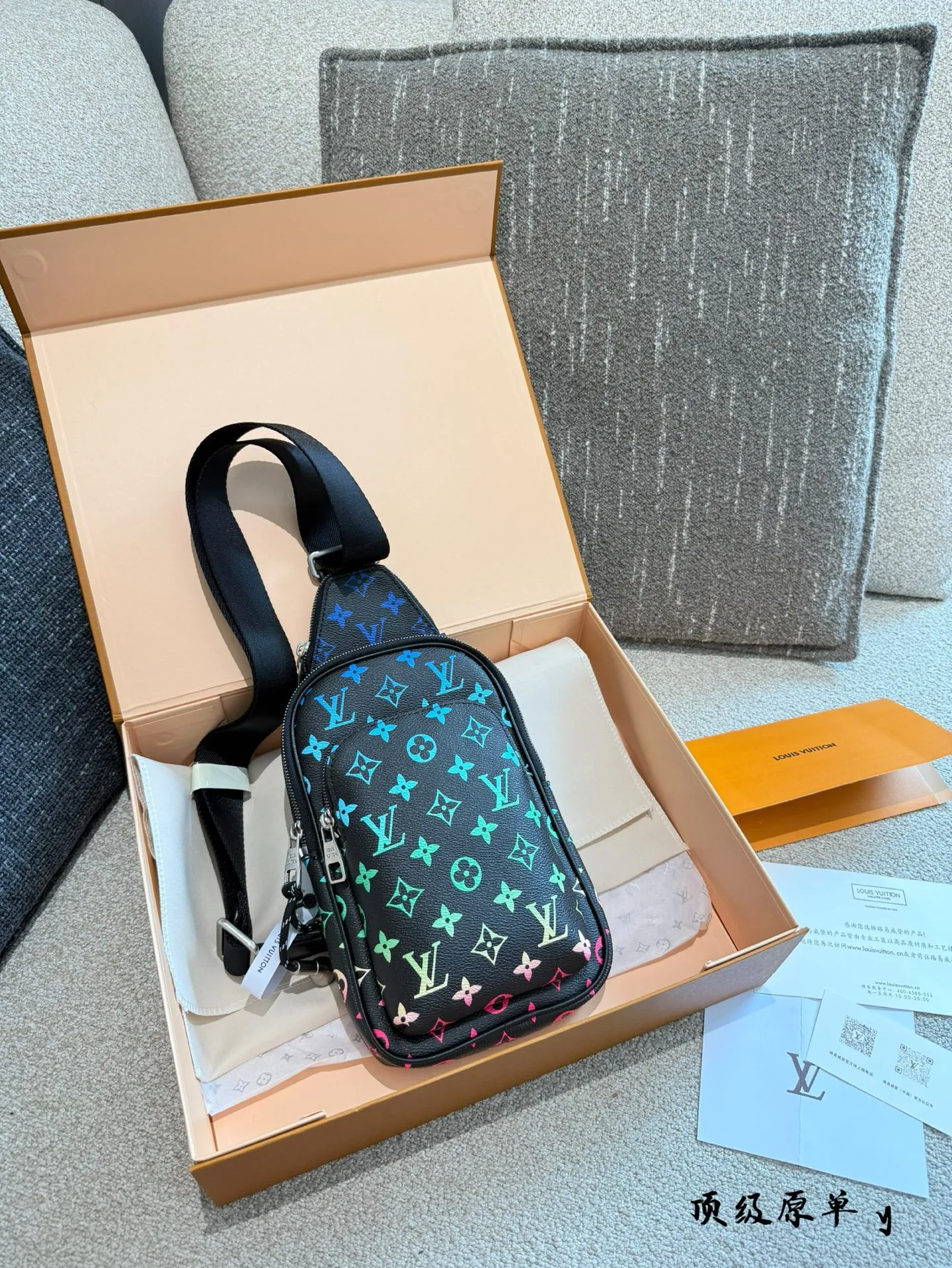 p200 LV SS25新款男包系列👜💥 LV SS25新款男包系列👜💥 LV 热门斜挎包，时尚圈的宠儿！独特设计，融合经典与潮流元素，彰显非凡魅力。优质皮革，细腻纹理，精湛工艺，凸显品质。小巧轻便却容量可观，出行必备。背上它，成为街头亮点，引领时尚新风潮。