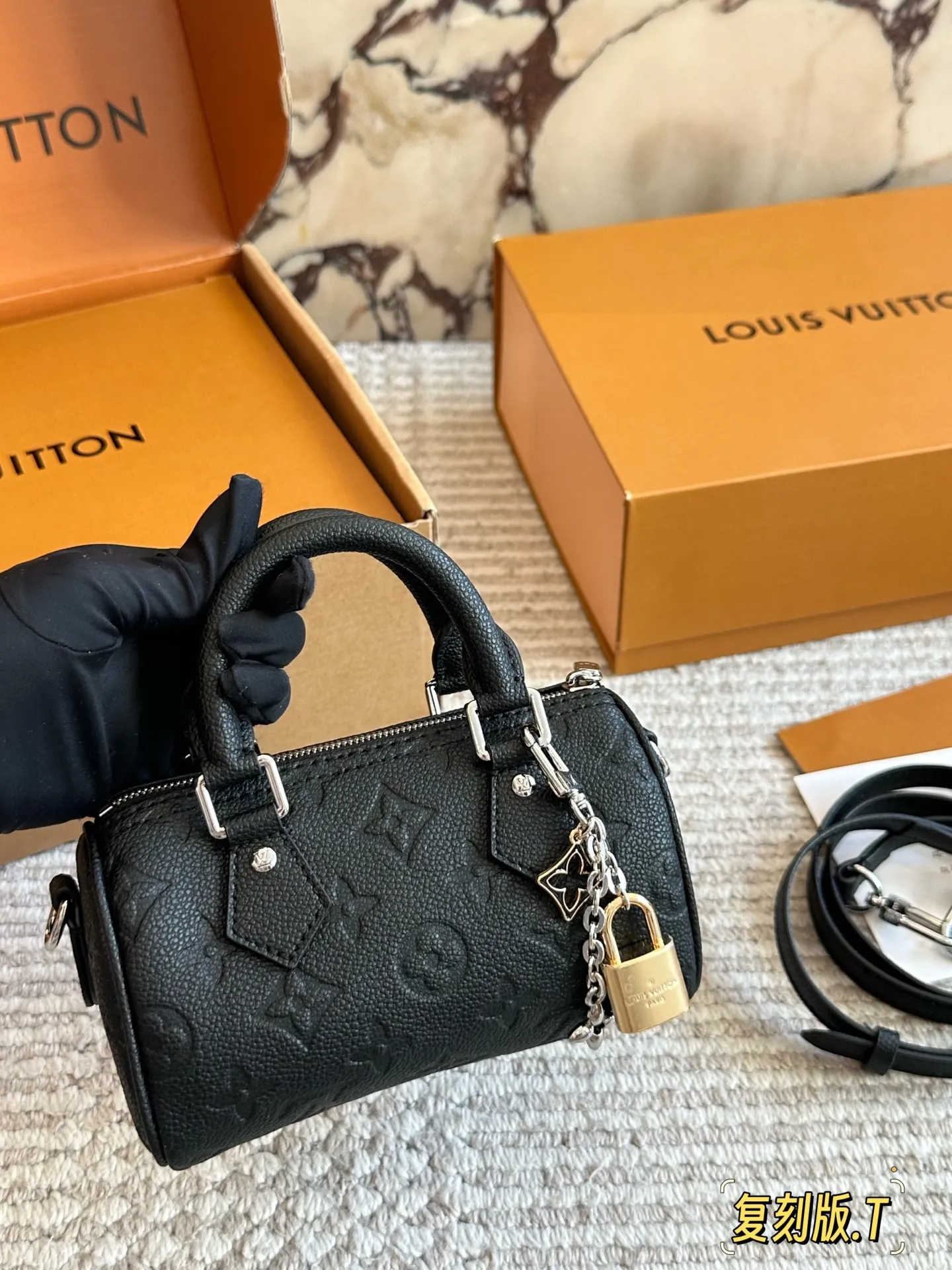 💰170 配盒 size:16*10cm(迷你) L家 Speedy Nano 一起感受nano的快乐~ 拎一个小包包真的爱了爱了~ 搜索🔍:Lv nano