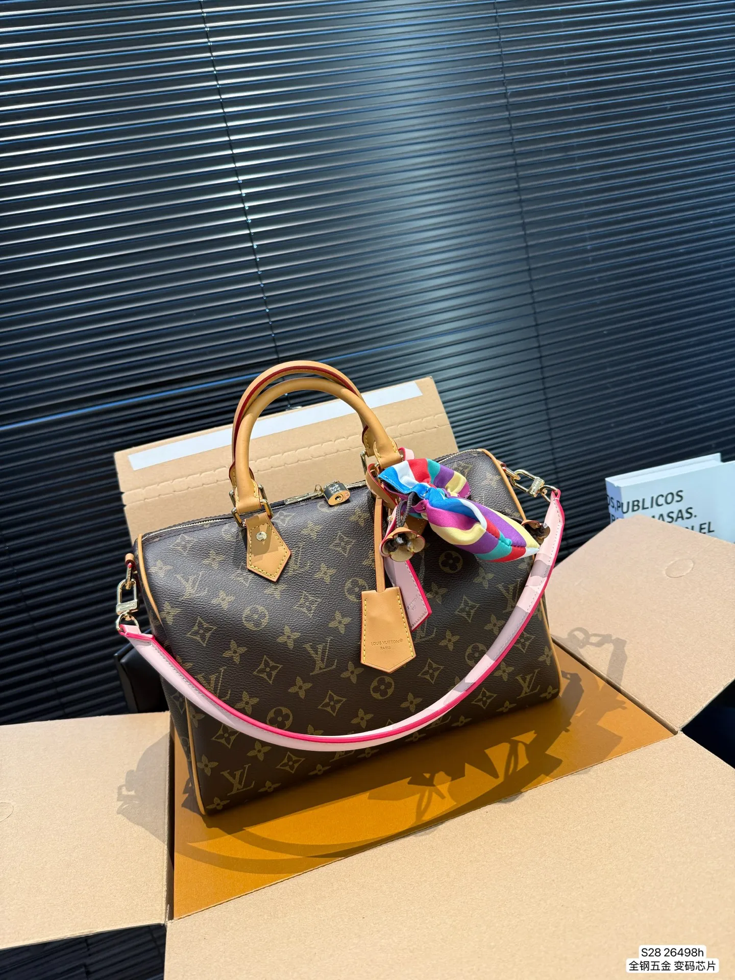 P190 配飞机盒折叠盒 全钢五金 变码芯片 Lv X Nigo Keepall 30.枕头包 手袋是一款理想的都市手袋。 标志性的造型与经典的 Monogram 帆布,加之多种携带方式和奢华的天然牛皮饰边为该包平添一份时尚前卫之感。尺寸:30 21货号26498