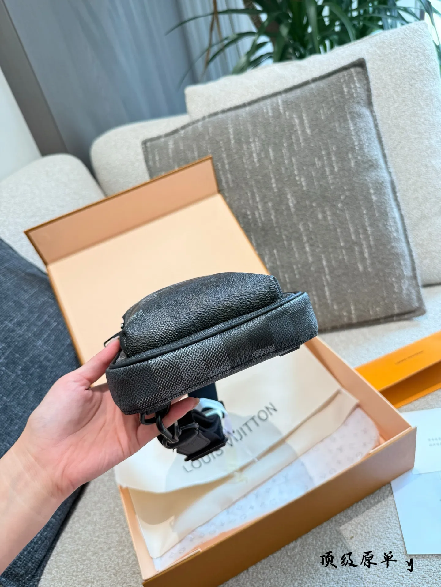 p190 全新登场 | LV DAMOFLAGE BLACK 男士系列 以城市迷彩为灵感 LV DAMOFLAGE BLACK 全新升级,硬朗风格与实用功能完美融合。 经典与现代并行,专为都市男性打造的出行与日常风格利器 无论是短途通勤还是长途旅行,兼具设计与耐用性。 轻便随身、极致收纳,满足你对风格与功能的双重要求。