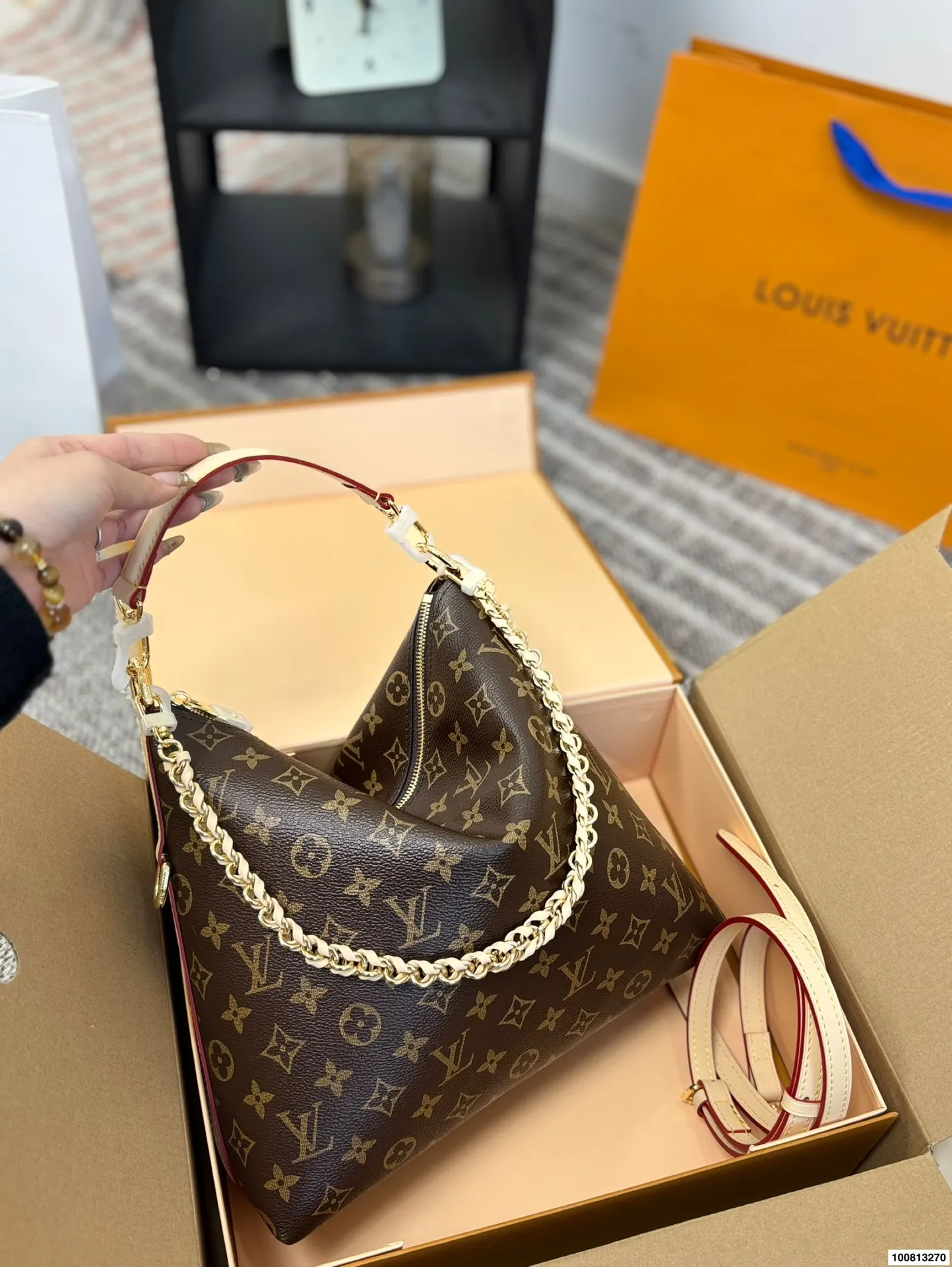 P140（折叠飞机礼盒） LV钟楚曦同款Multipass上身实拍来喽又是钟姐严选了#钟楚曦/同款包蛮复古的一只，个人认为！非常之轻巧，带拉链耶！不怕掉东西了尺寸28 26cm