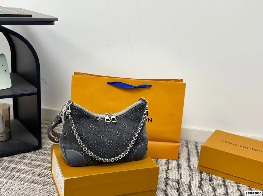 p205配礼盒🎁 Lv 牛角包 单肩斜挎中古 vintage包包v老花村上隆限定薇薇安女包LV老花限定 !超美!好多网红潮人都在背 单肩斜挎背这款包看着简单,搭配起来特别有范!被外观真的迷倒 尺寸:27*9*15cm