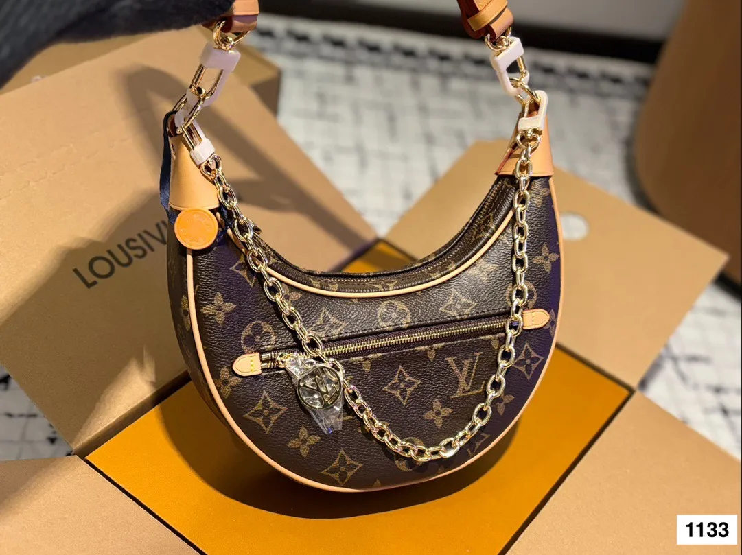 高品质¥165 可盐可甜的天花板一_LV 豌豆包 LV豌豆包的名字叫Loop,意思是“环形”,但因为长得实在太像豌豆了,所以大家便不约而同把它称为“豌豆 它的长度是最黄金的23厘米,市面上腋下包的尺寸大多是大于25cm或者小于20cm的尺寸,别看差距不大,但既要符合不同身高女生的需求又要考虑到实用度,这点上显然做得更加贴心。也正是因为尺寸合理,所以各种背法.上身都非常时髦。 一根金属链条还有一根可调节肩带,包形和手感都很 好,凹造型绝美,随意搭配都会很出彩。#|v #Iv 豌豆包