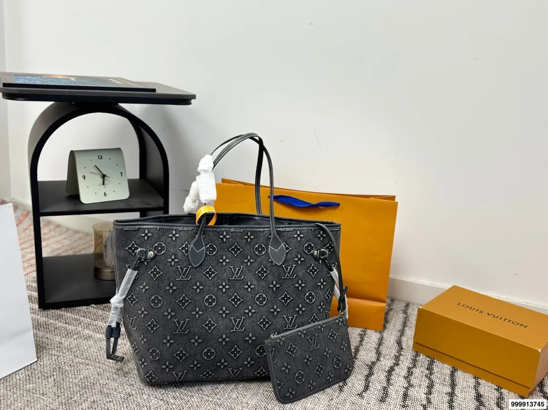 p195 配礼盒 Lv Loop 购物袋.(帆布牛仔) 很有质感 可盐可甜 上身绝美 无可比拟 是每个追求漂亮的女孩必入单品 尺寸:30.33