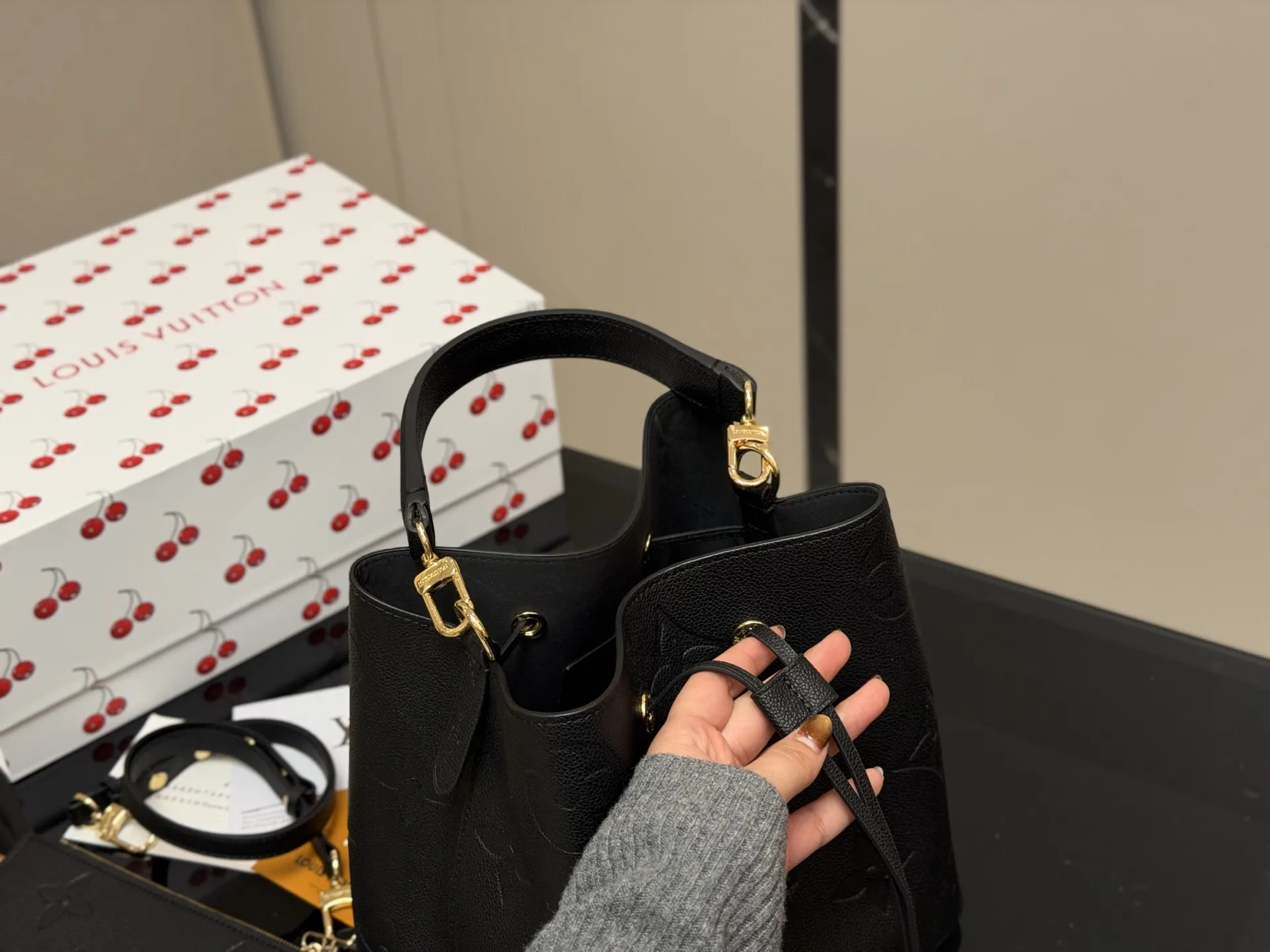 &yen;205 配折叠盒 好品质 日常最推荐 Lv 原单 水桶包 此款水桶质感软 尺寸：26cm 斜挎/单肩更舒服 搜索🔍Lv 水桶包