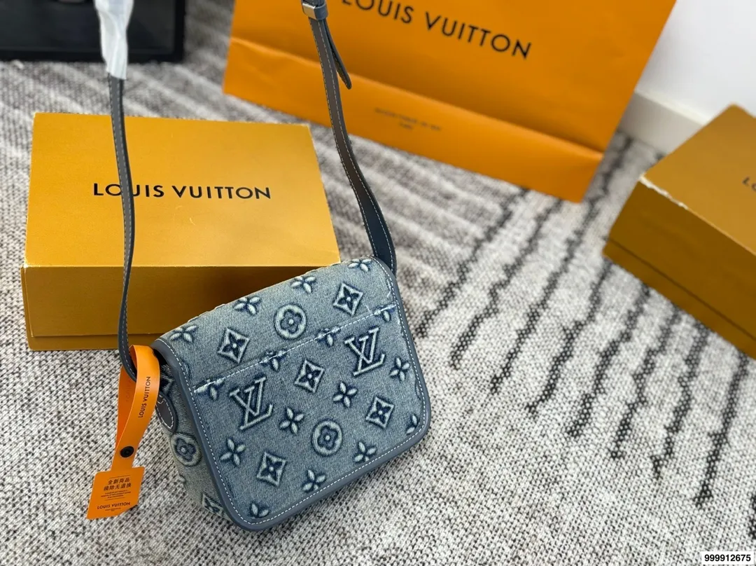 P185⚠️尺寸19*14 LV Mini Satchel牛仔邮差包 复古感满满!小巧精致,日常手机、钥匙、粉饼都能装下。肩带偏短,单肩or斜挎都OK,学院风、休闲风都能搭。磁吸扣设计,开合方便又安全,实用又时髦,是LV男款里超受欢迎的中性包款之一!