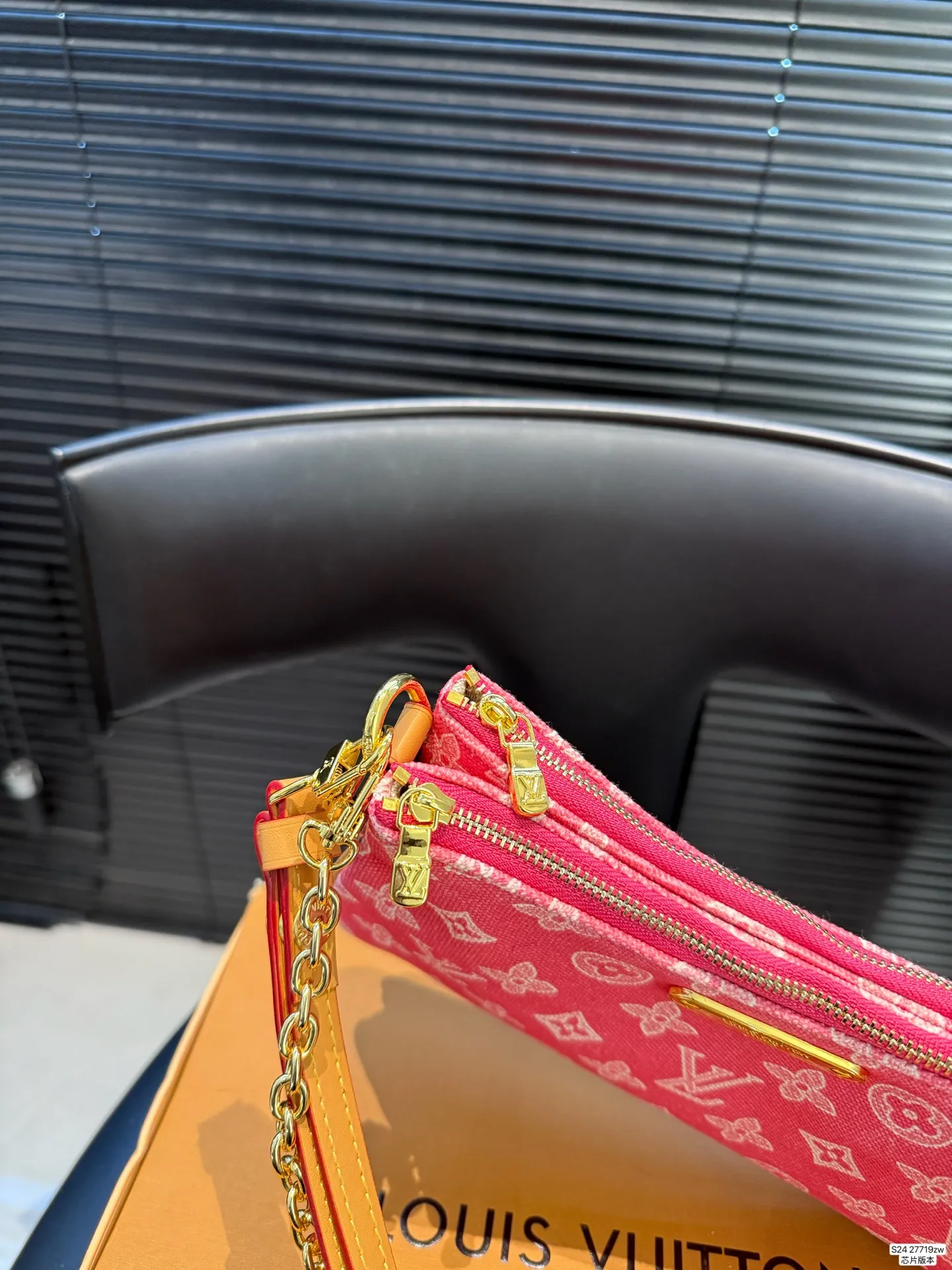 P170 配飞机盒折叠盒 芯片版本 新款的包包造型太可爱了双层设计 两个拉链可以打开放不同的物品 有链条有皮肩带能单肩当腋下包也能能斜挎 造型很别致有点可爱 尺寸24 10 货号27719