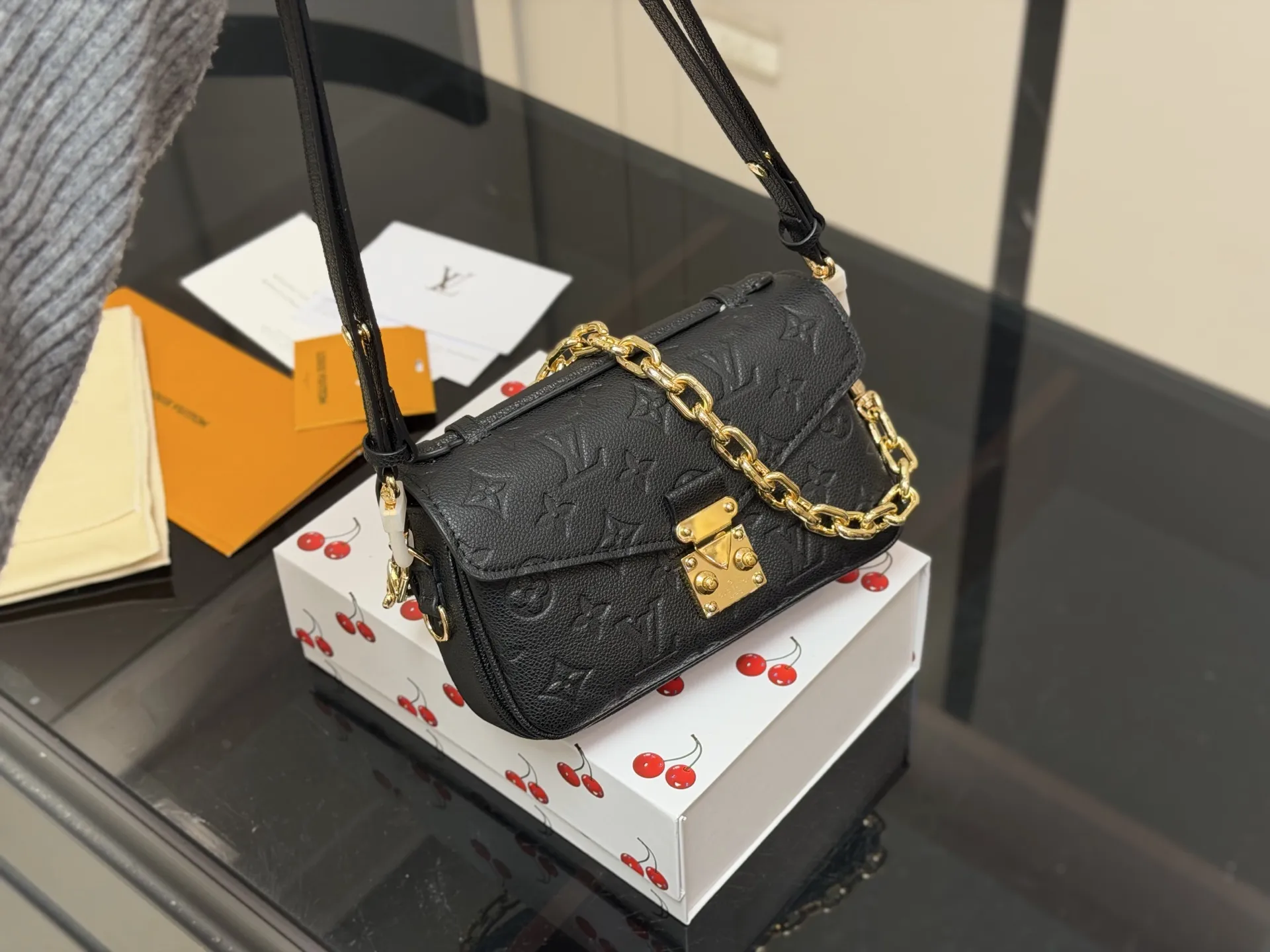 ¥200 配折叠盒 最新尺寸 :21×6×13cm Lv高品质 ‼️性价比超高 ‼️ 一定要好好看细节看五金看材质 新款邮差小号 East west 〰️ 配置链条和皮肩带⚠️