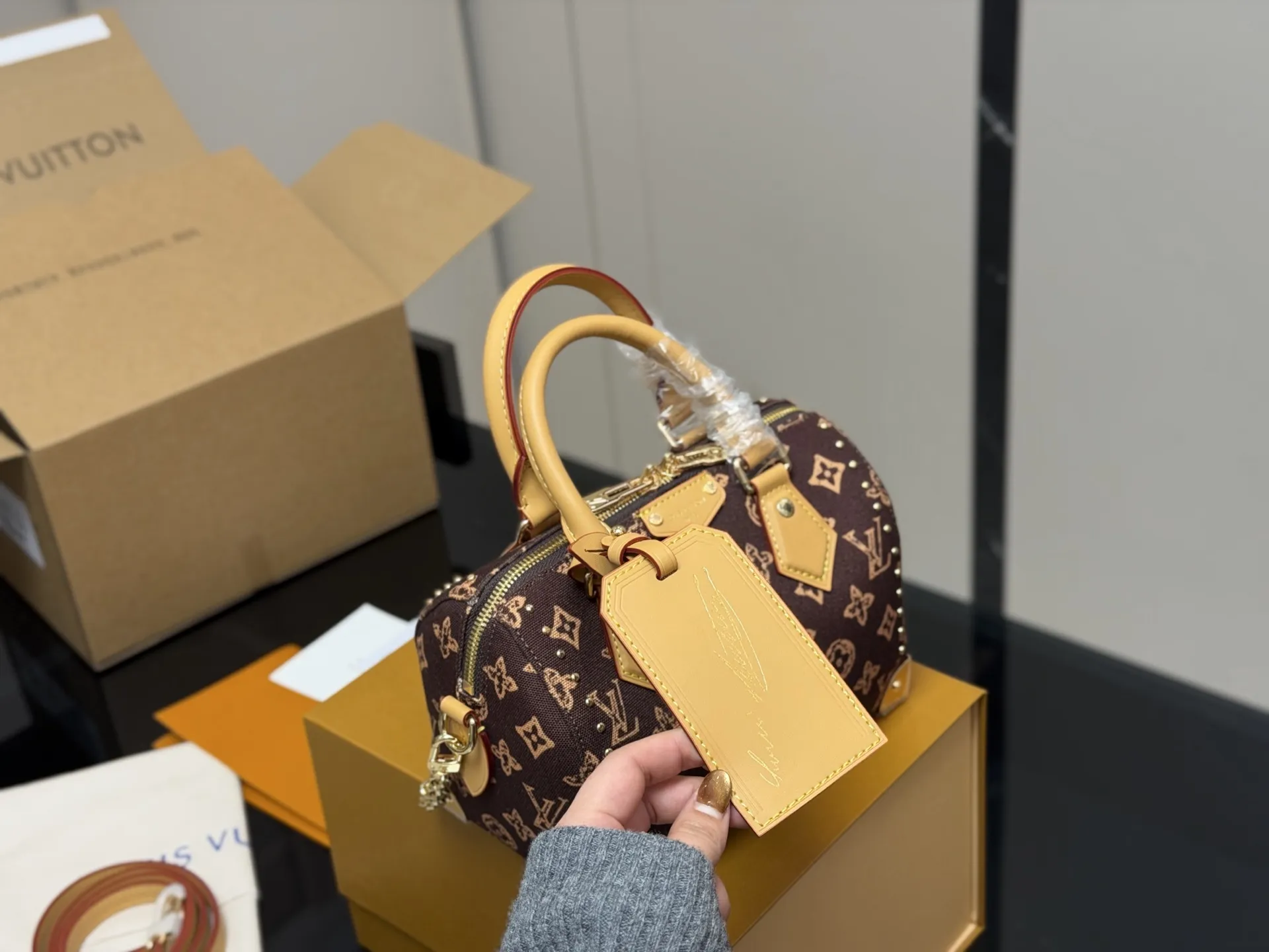 &yen;225 配折叠盒飞机盒 LV铆钉枕头包 简单百搭 颜值高 日常出街首选 潮酷时尚女孩必入款 尺寸:20.14cm