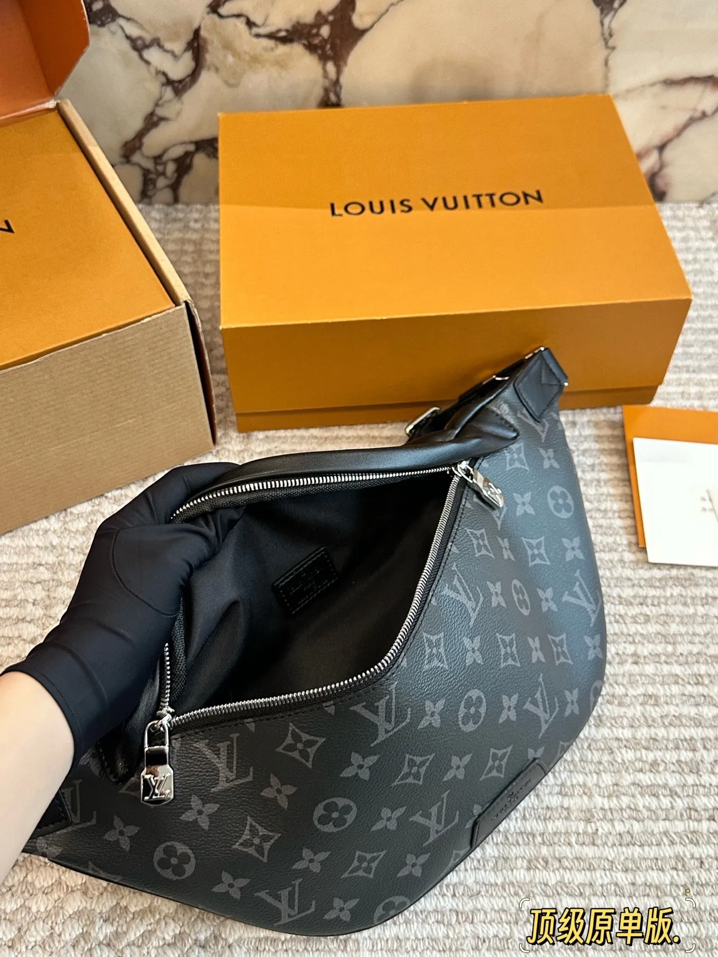 p175 原版牛皮 Lv胸包送男朋友专属酷酷酷! 此款Discovery腰包由Monogram Eclipse帆布制成,兼具休闲时尚气质与现代功能性。造型符合人体工学原理,并配有可调节的包带,既可环于腰间,也可肩背或随性地挂在胸前。正面和背面配有拉链口袋,方便存取 手机、卡片和钥匙。47.0 x 20.0 x 9.0 cm