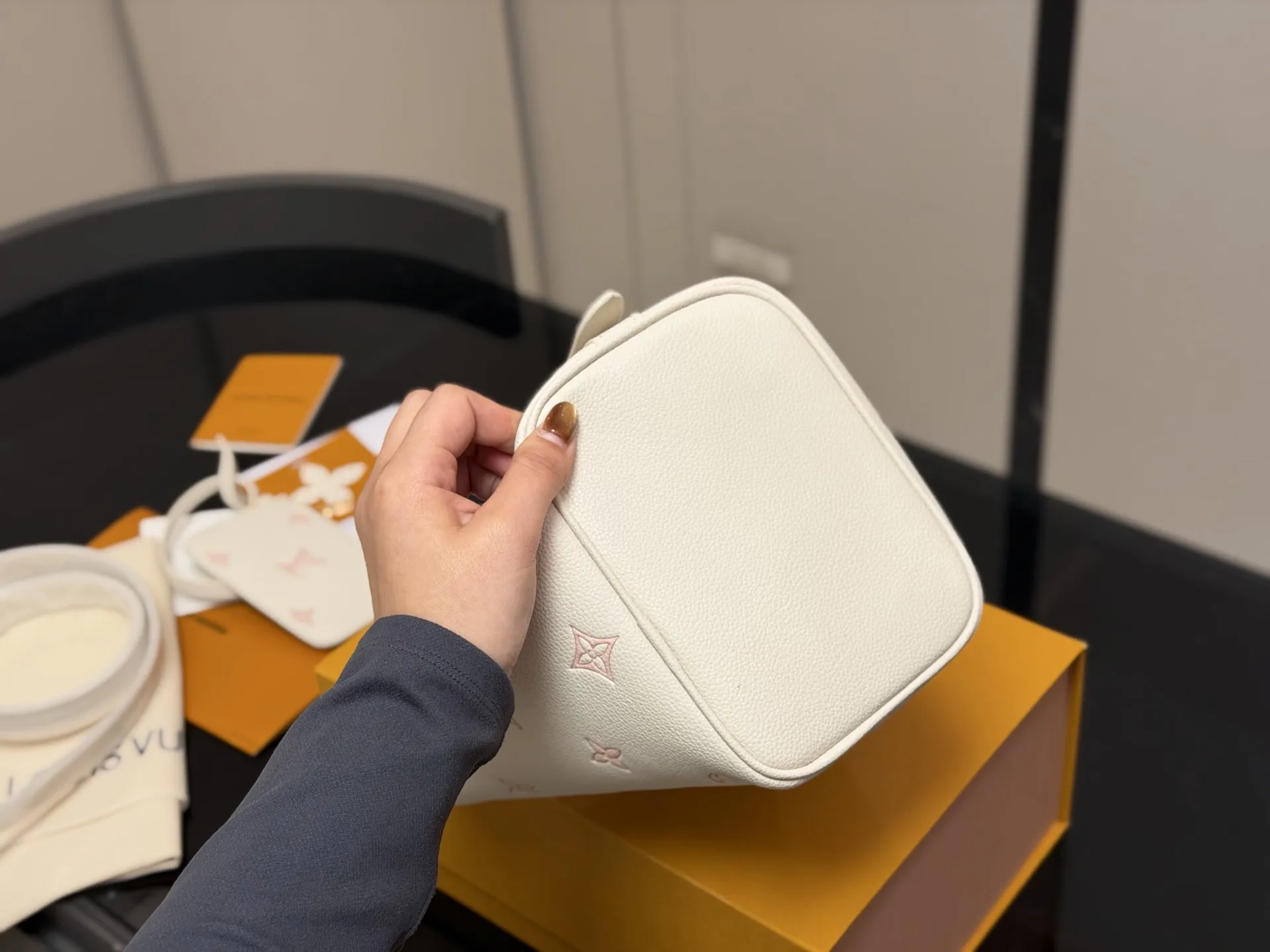 &yen;180 配折叠盒 LV中古包又一位当红炸子鸡来咯!! 一只看似中古中矩却又有点标新立异的包。 水桶包 尺寸:18.17cm