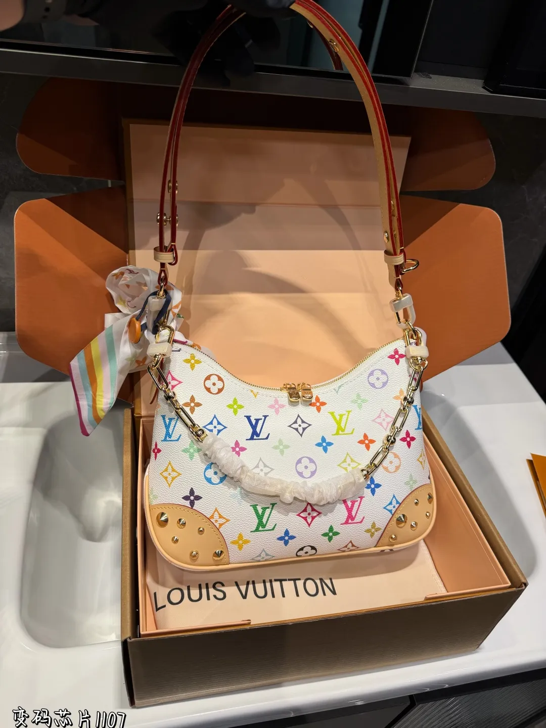 ❤️p185（折叠飞机礼盒）❤️ Lv牛角包 单肩斜挎中古 vintage包包v老花村上隆限定薇薇安女包LV老花限定！ 超美！好多网红潮人都在背 单肩斜挎背这款包看着简单，搭配起来特别有范！被外观真的迷倒尺寸：26*9*15cm