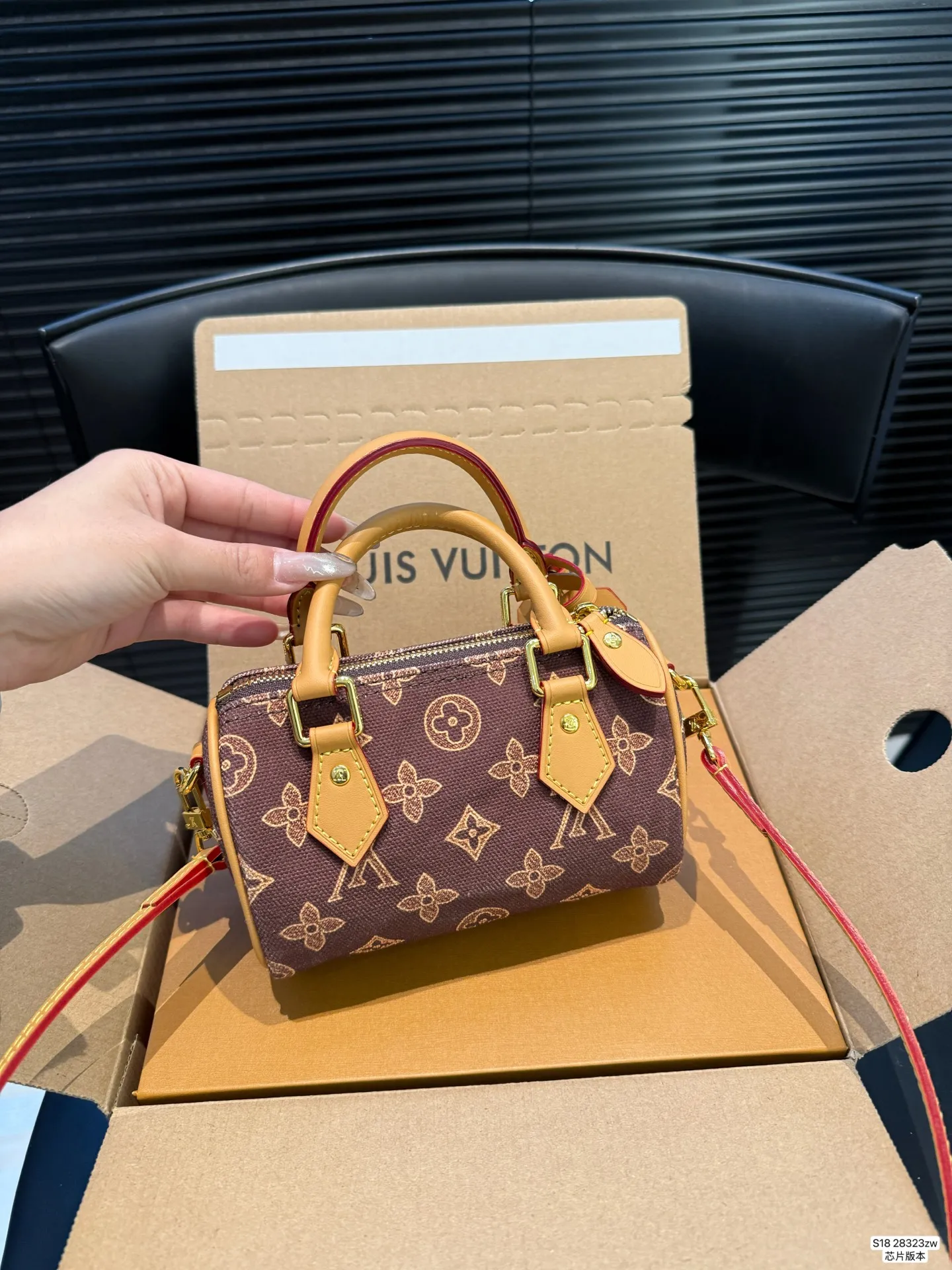 P140 配飞机盒折叠盒芯片版本 ✨LV 枕头130周年特别款 | 春日氛围感🍃 LV 130周年特别款真的让我狠狠心动！ 这抹浅绿色太绝了，温柔又高级，背上瞬间显白三度✨ 低饱和的色调完全不挑衣服，随便穿都能很出片。 尺寸16 10 货号28323