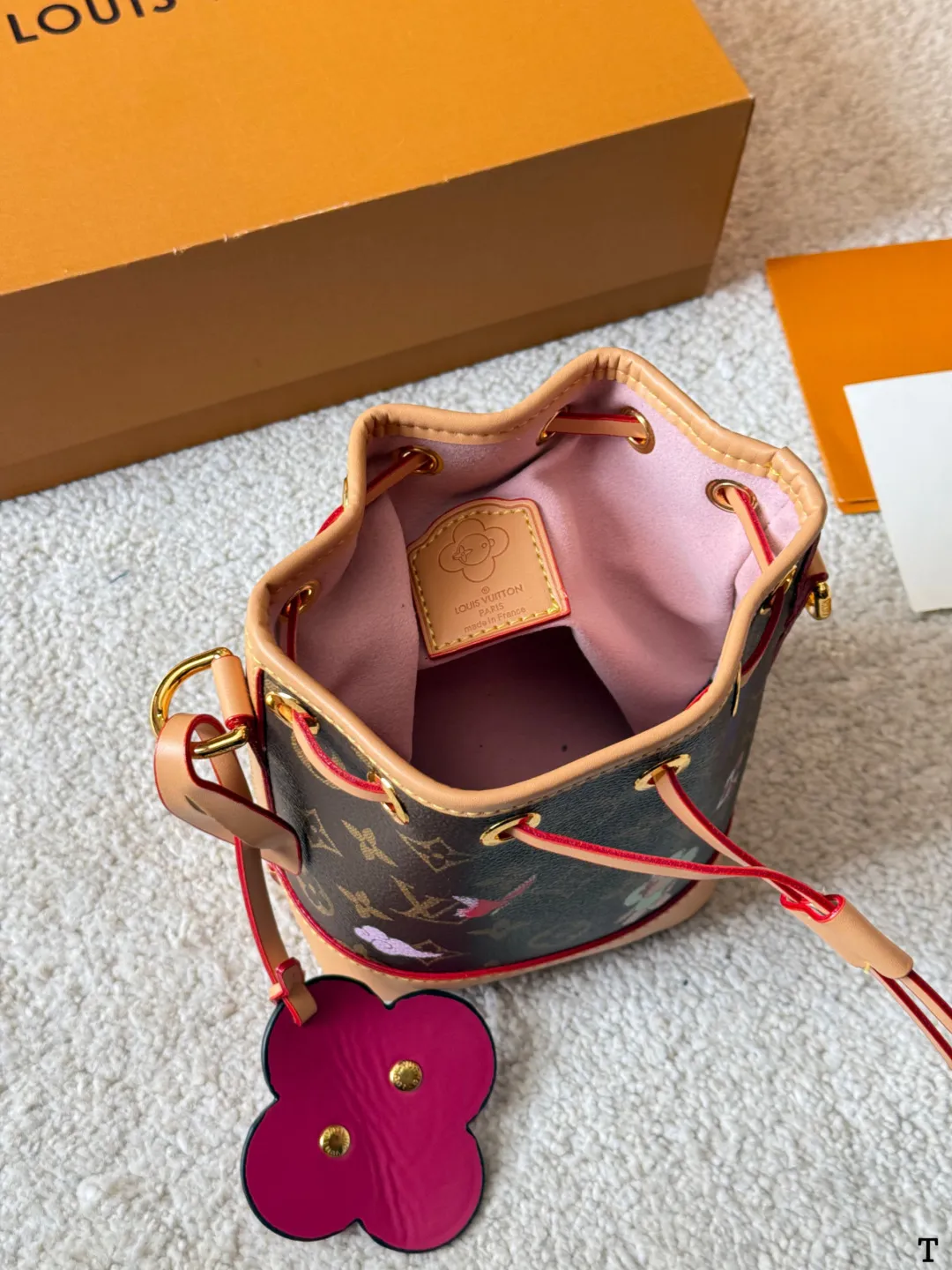 牛皮版本 p120 Lv Mini 小水桶 限定款 折叠礼盒 全方位对花 手柄的设计 比nano容量大比bb更小巧喜 欢不要错过 彩色超细纤维粘合内村,金色金属饰件,束绳闭合尺寸:15 18cm