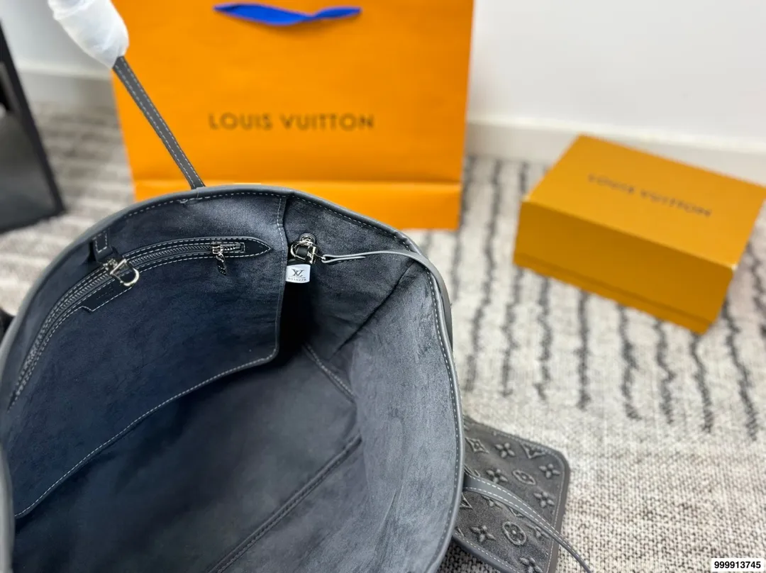 p195 配礼盒 Lv Loop 购物袋.（帆布牛仔） 很有质感 可盐可甜 上身绝美 无可比拟 是每个追求漂亮的女孩必入单品 尺寸：30.33