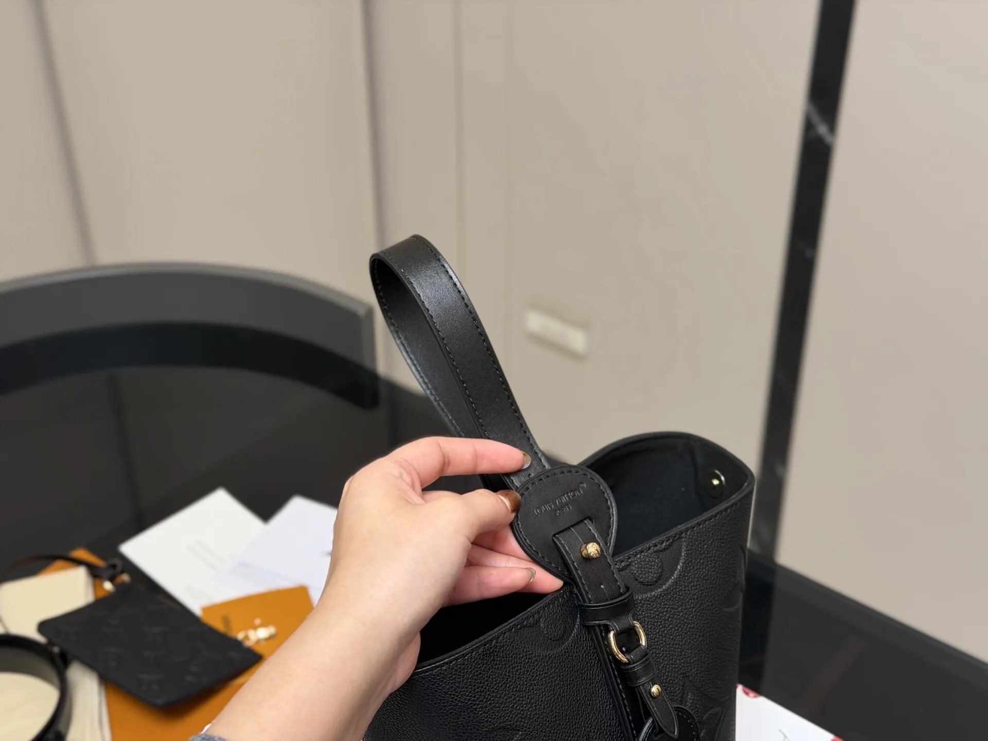 &yen;185 配折叠盒 LV中古包又一位当红炸子鸡来咯!! 一只看似中古中矩却又有点标新立异的包。 水桶包 尺寸:18.17cm