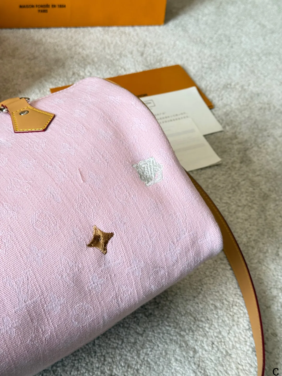 p180 LV 路易威登 Nano Speedy 30枕头包 LV 新款系列 枕头包 手袋,全网首发 LV Speedy nano 枕头包这款Retiro 手袋以标志性 经典永恒。优雅低调的外形设计和宽敞的包身更加入了实用性 尺寸30cm