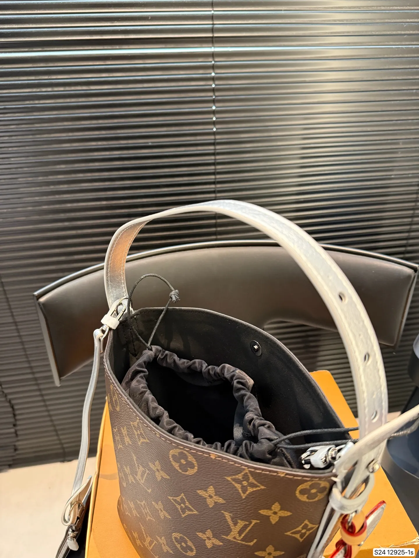 P170 配折叠盒飞机盒 盲猜这次LV上新黑马是ALL IN BB Lv水桶 LV尤物! 尺寸：16 18 货号12925-1