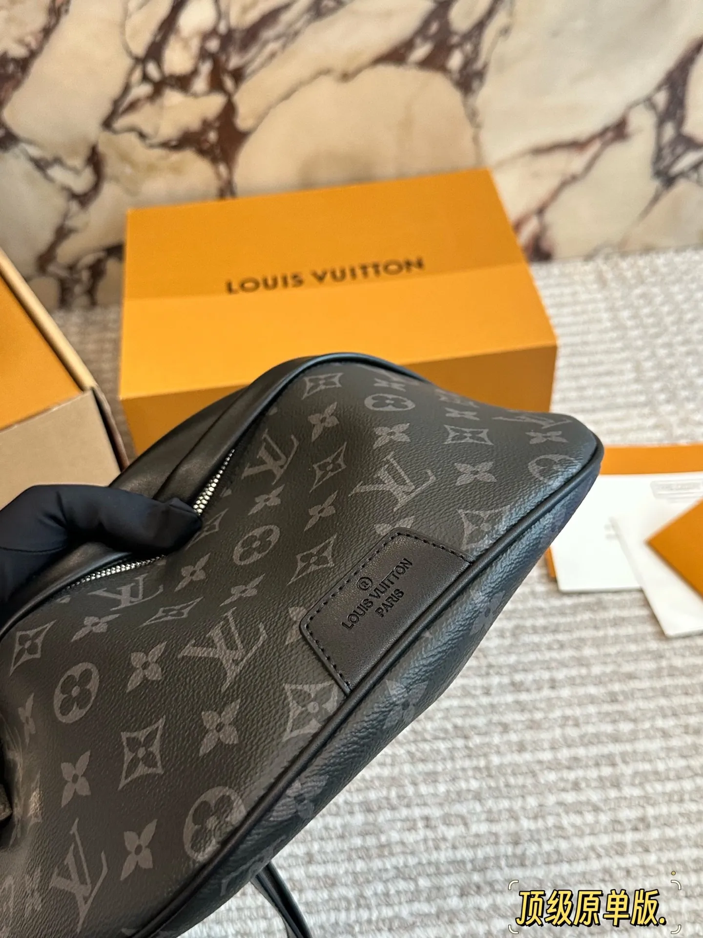 p175 原版牛皮 Lv胸包送男朋友专属酷酷酷! 此款Discovery腰包由Monogram Eclipse帆布制成,兼具休闲时尚气质与现代功能性。造型符合人体工学原理,并配有可调节的包带,既可环于腰间,也可肩背或随性地挂在胸前。正面和背面配有拉链口袋,方便存取 手机、卡片和钥匙。47.0 x 20.0 x 9.0 cm