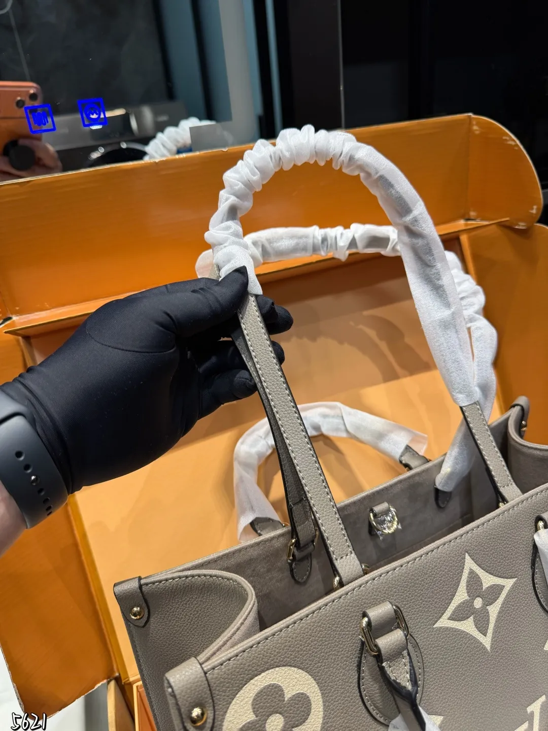 ❤️p195(折叠礼盒)❤️ LV Onthego 35cm 压字 丛林包时尚托特包 大象灰Lv A/B面喷绘 onthego妈咪袋 性价比之王这是一款超赞的包型,灵感来自于恶搞Lv的街头品牌,曾经的曾经,Louis VI litton永远不会走下神坛,非常值得入的一季,超大购物袋,不容易变形 而且大Logo的设计超级好看。除了手拎以外,还非常贴心的加了中长的肩挎的肩带,可以说是非常赞了,秒杀市场一切低端货上身真的很有气质!尺寸35cm