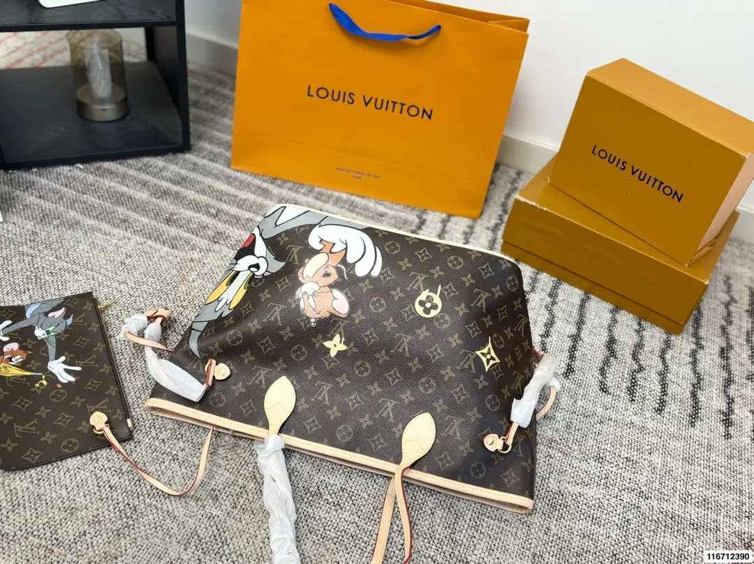 P150（无盒） size：33&times;29 LV路易威登联名neverfull购物袋🛍️ 包身彩绘超级酷 实在是太爱了 经典包款，简约却不失时尚～ 一包多用，内里容量足💯 时尚大气，万年街拍神器‼️